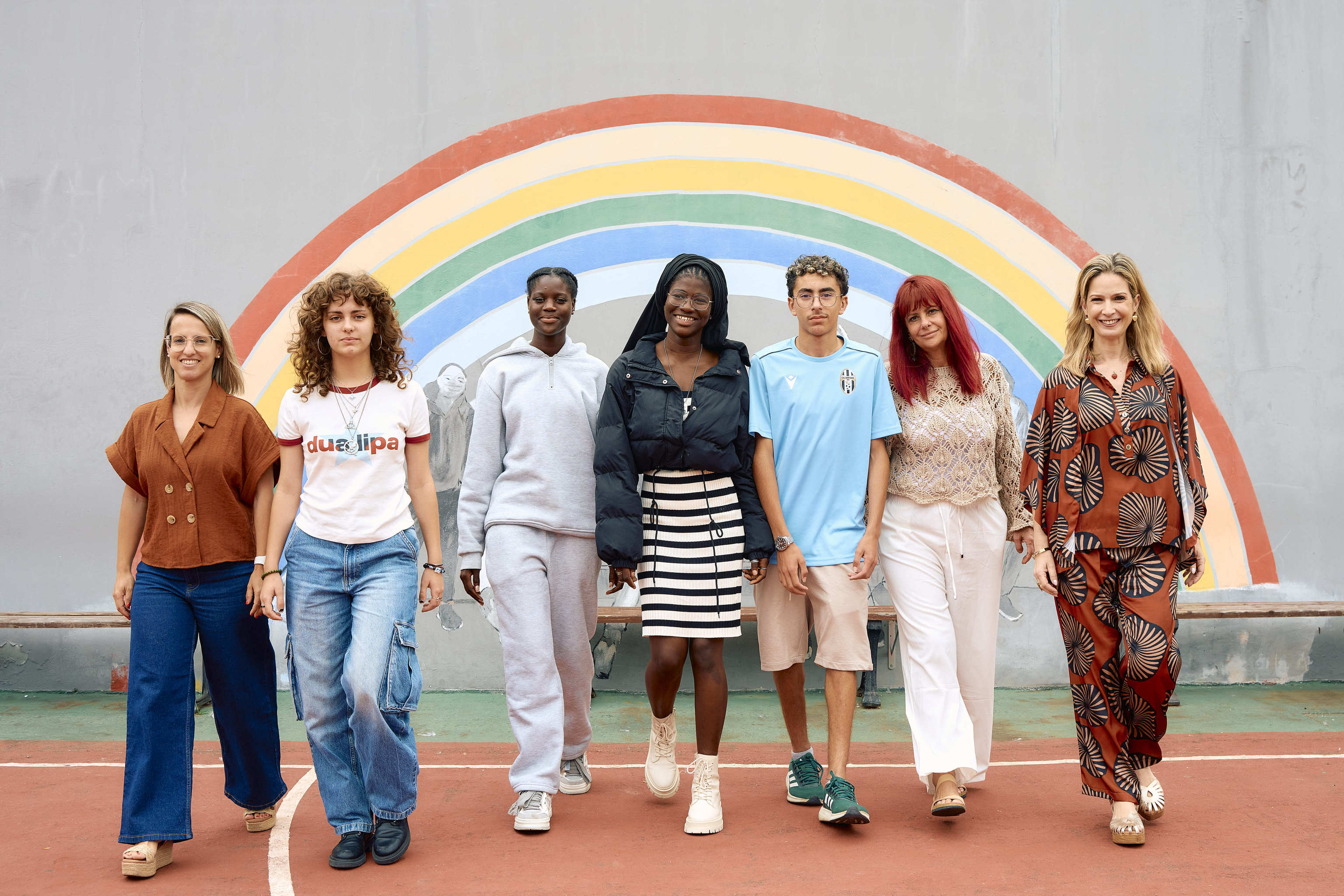 De izquierda a derecha, Samira, Awa, Fatou y Alexander junto a sus profesoras en el I.E.S Vega de Firgas