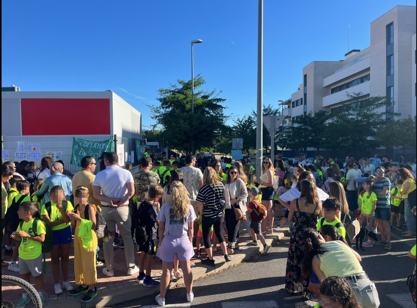 Decenas de madres y padres, junto a sus hijos, ayer a las puertas del colegio Héroes del 2 de Mayo reivindicando una climatización óptima en las aulas.