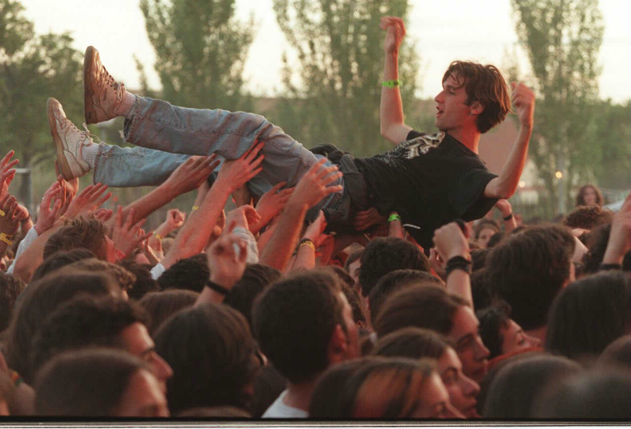 Un joven es llevado en volandas en la edición de 1996 del Festimad, en Móstoles.