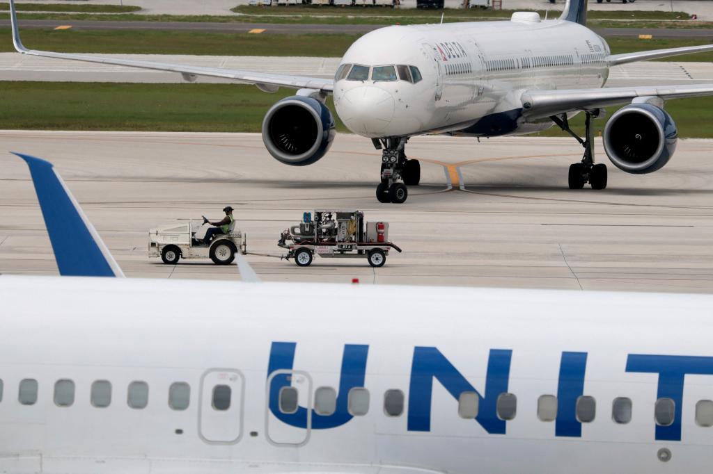 Un avión de Delta Air Lines, en la pista de aterrizaje de Florida.