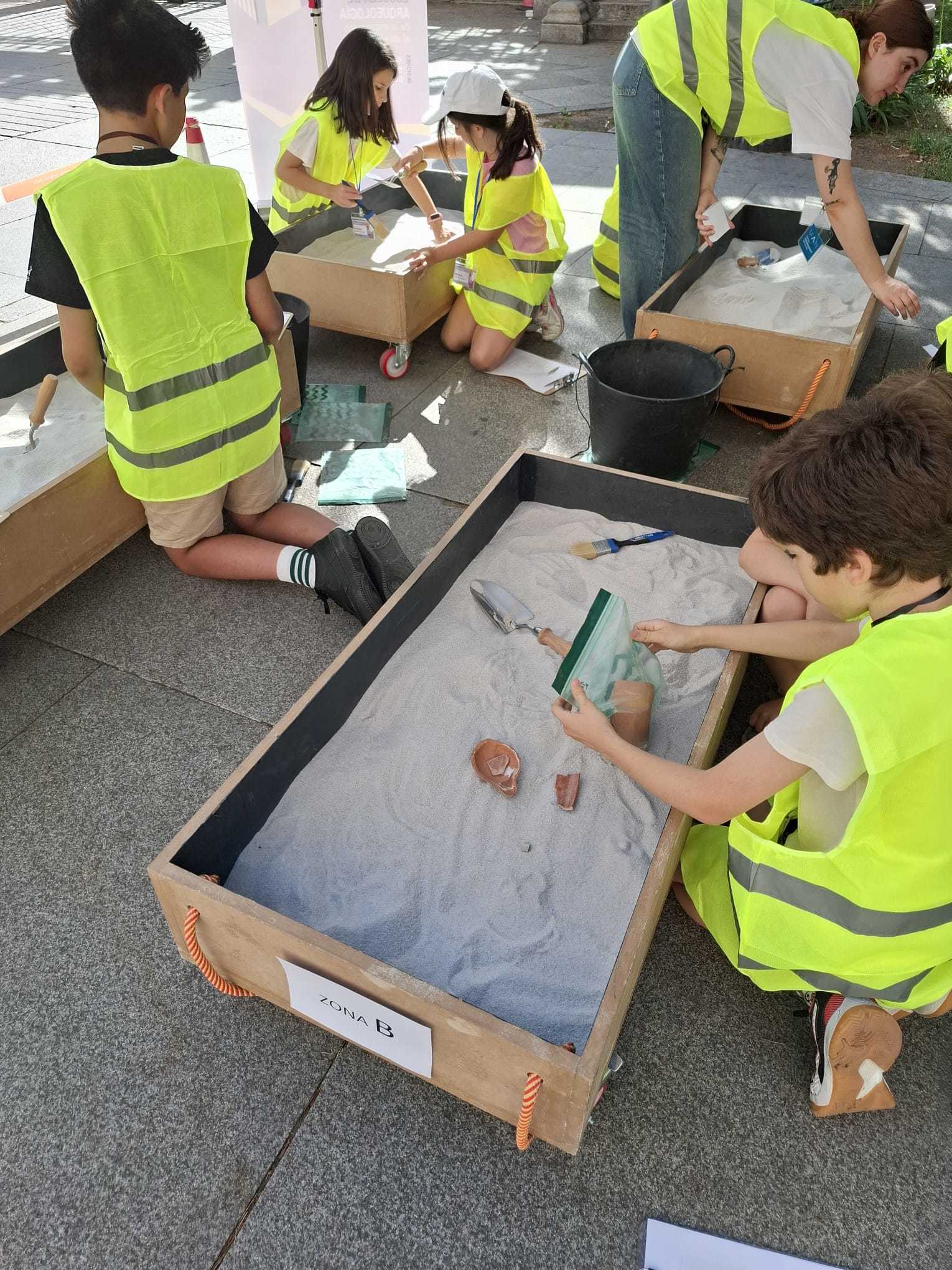 Varios niños descubriendo la arqueología.