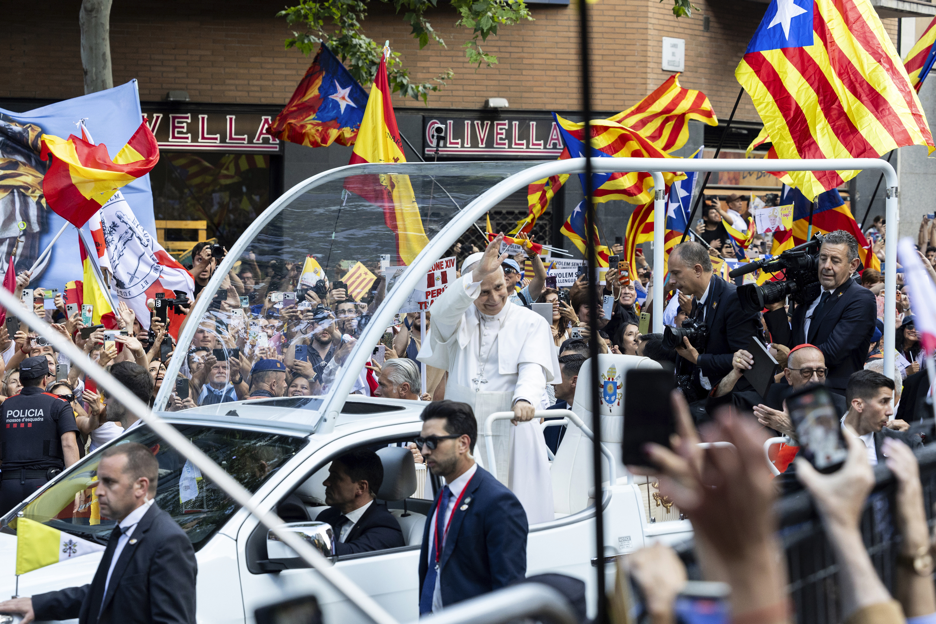 La Policía evitó un boicot separatista en la Sagrada Familia al expulsar a varios coros con 'estelades' que iban a gritar "independencia" | Cataluña