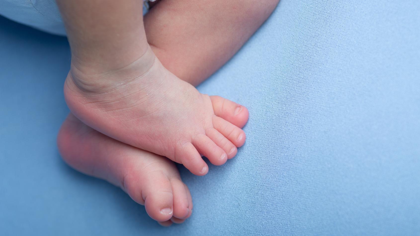 Los pies de un recién nacido.