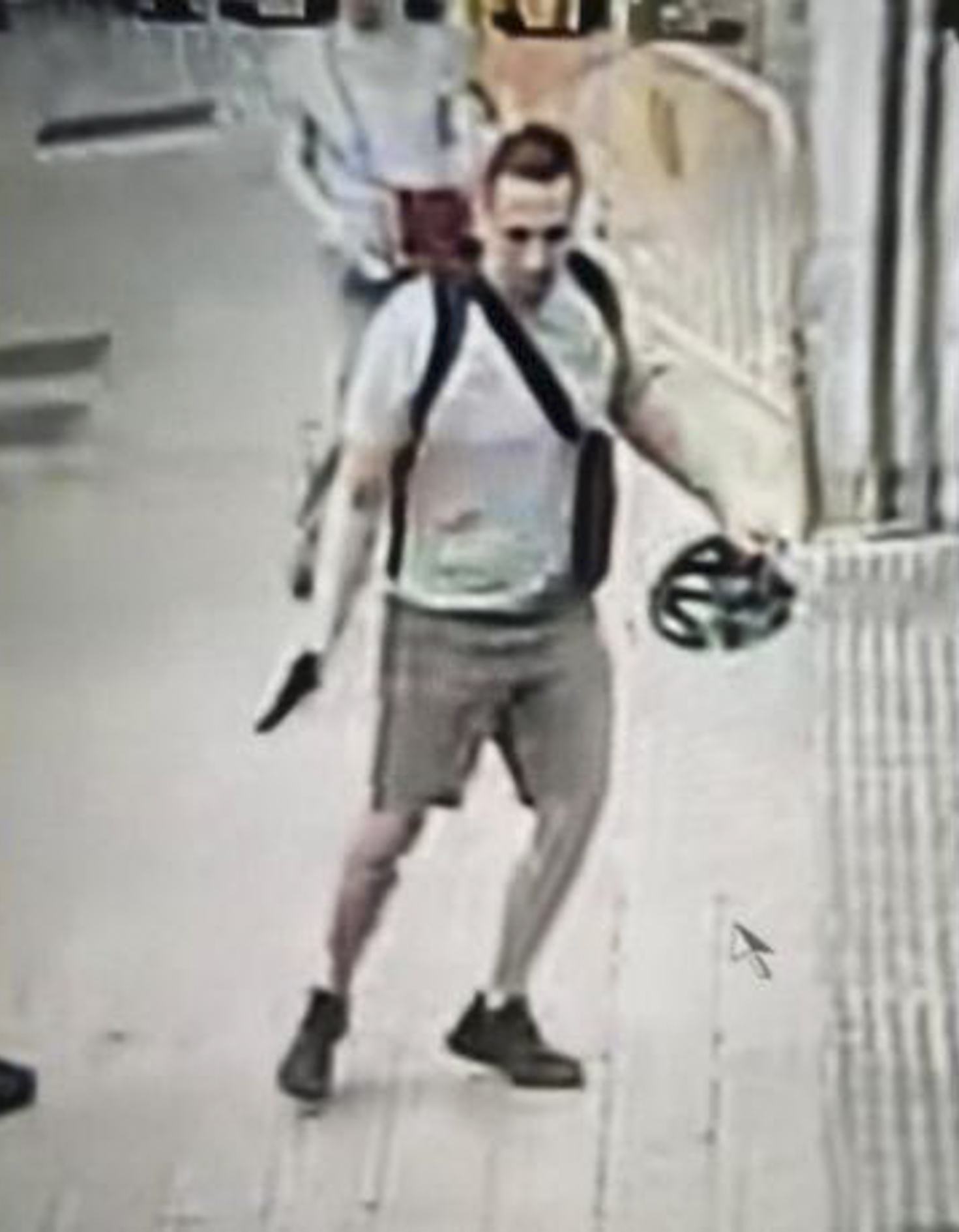 imagen del lt;HIT gt;asesino lt;/HIT gt; - Nuevo asesinato en pleno centro de Barcelona: una persona ha fallecido tras recibir un tiro en medio de la calle Balmes, justo ante la comisaría de la Policía Nacional que hay en el corazón de la capital catalana (donde se hacen los DNI) y en una de las vías más transitadas de la ciudad. El incidente se ha producido a las 9:50 horas de este miércoles, en una zona repleta de comercios, oficinas y colegios y coincidiendo con la visita del Papa. De hecho y según fuentes policiales, hay "una gran preocupación" en el equipo de seguridad del pontífice por el crimen, el hecho de que el lt;HIT gt;asesino lt;/HIT gt; haya huido y pueda estar por el barrio de Gracia, ubicado justo al lado y donde hay un fuerte despliegue de los Mossos