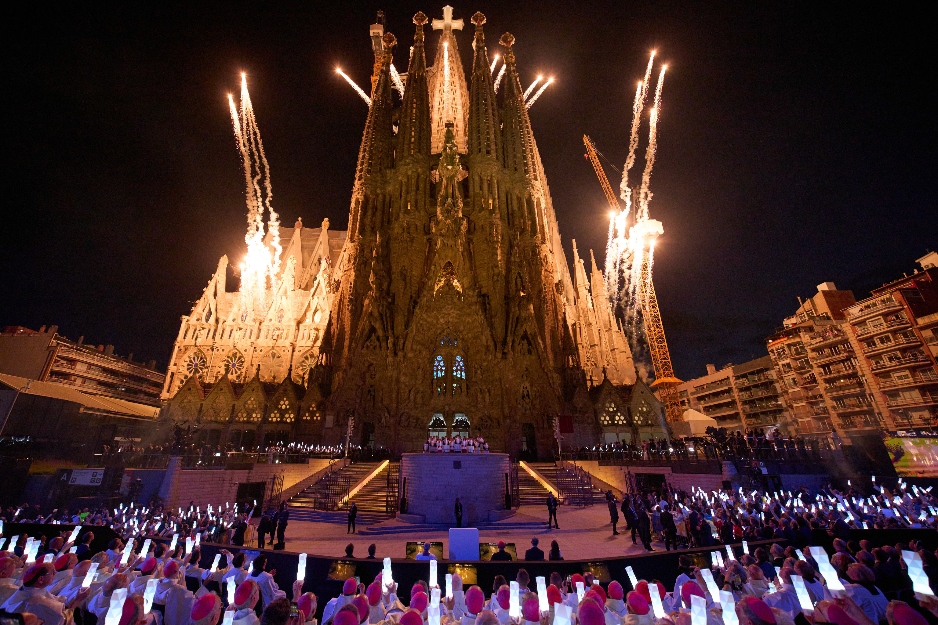 Espectáculo en la Sagrada Familia con motivo de la visita del Papa a Barcelona.