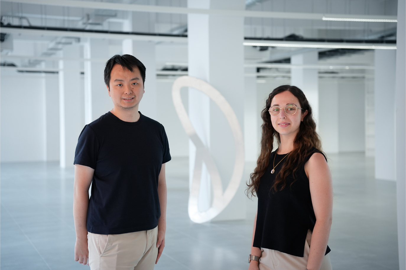 Los fundadores de Theker, Jiaqiang Ye Zhu y Carla Gómez Cano