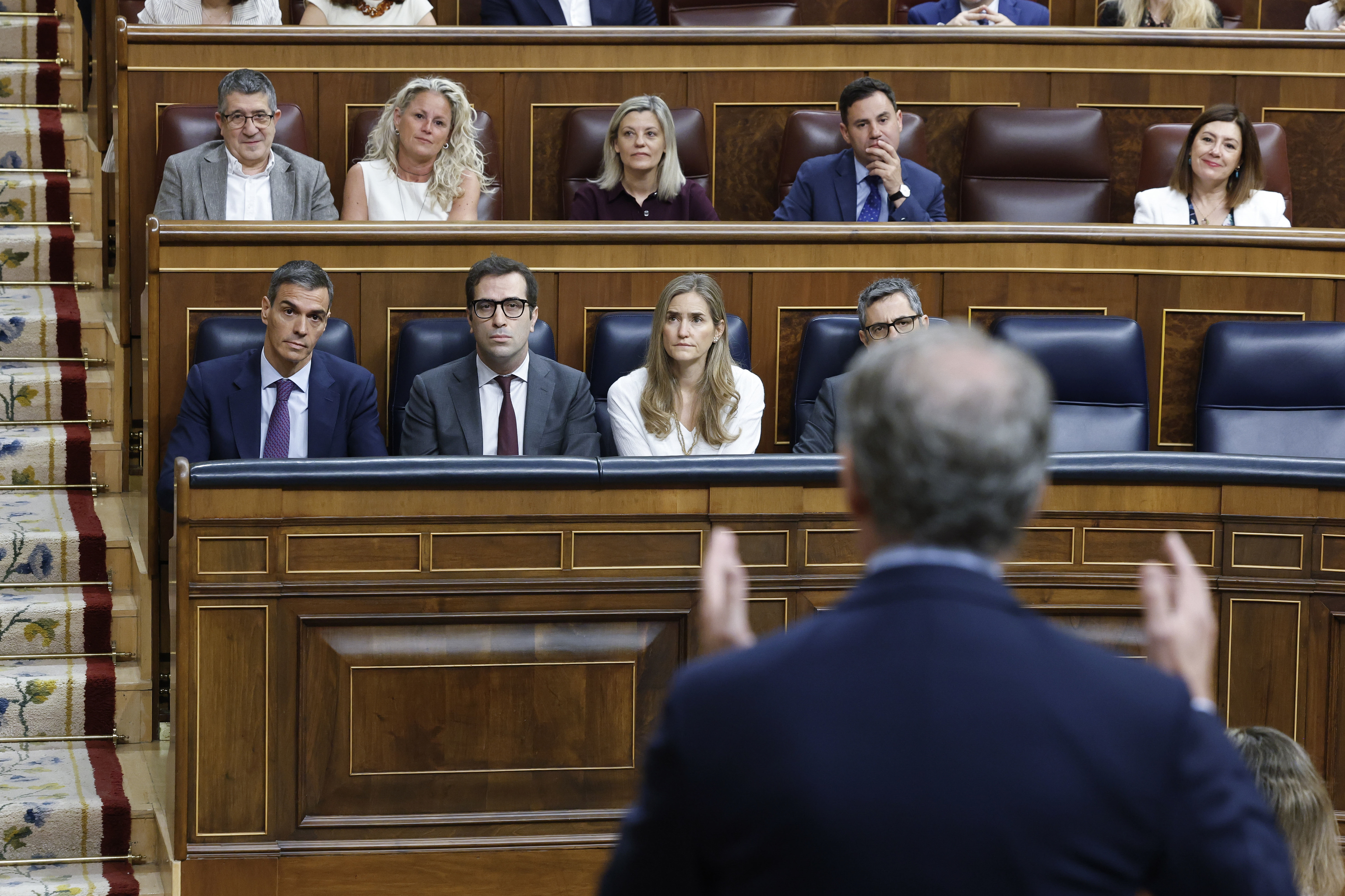 El presidente del Gobierno, Pedro Sánchez, escucha la intervención del líder del PP, Alberto Núñez Feijóo.
