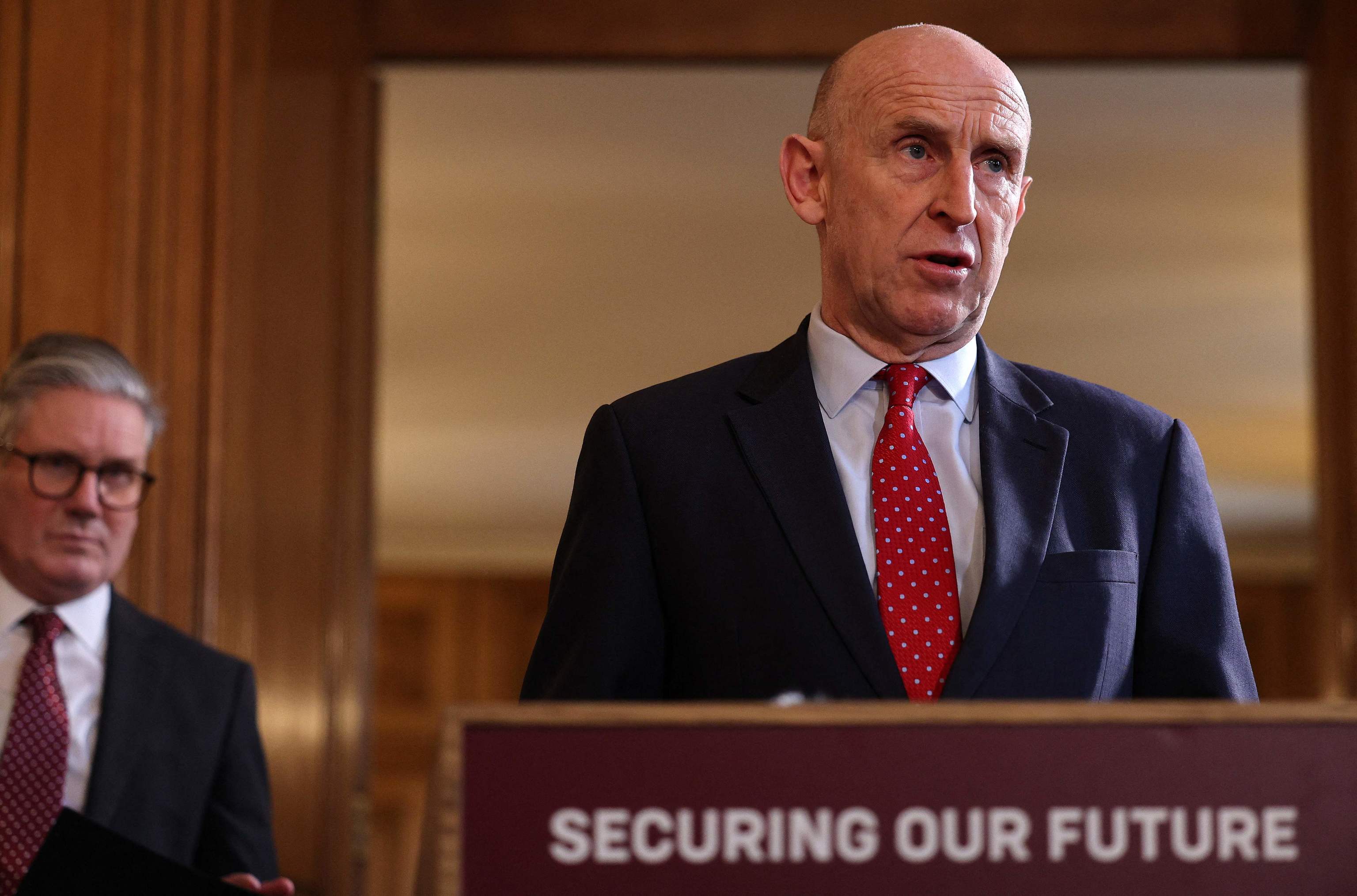 Starmer escucha al secretario británico de Defensa John  Healey en una foto de archivo.