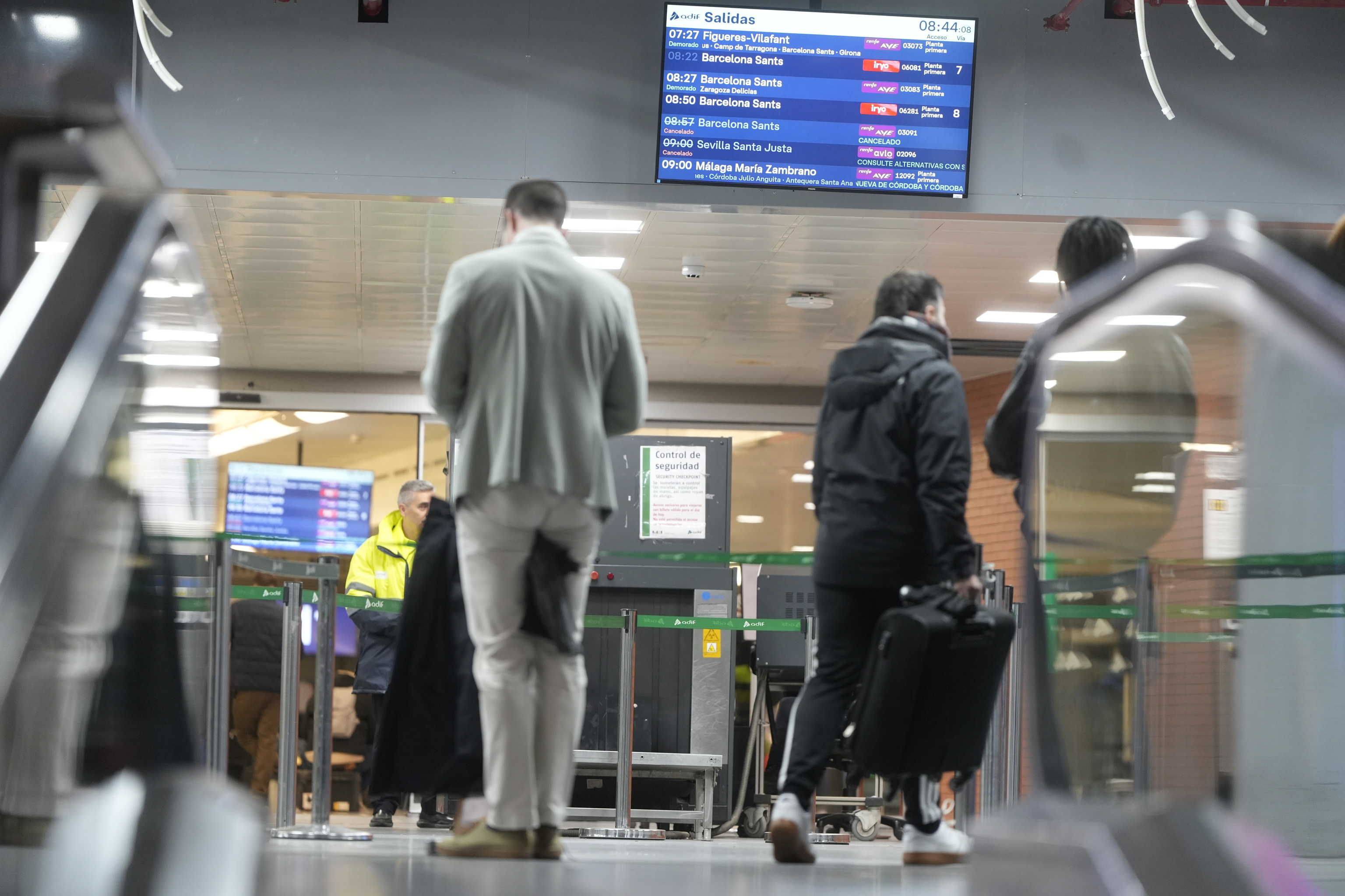 Viajeros del tren en la Estación de Atocha de Madrid