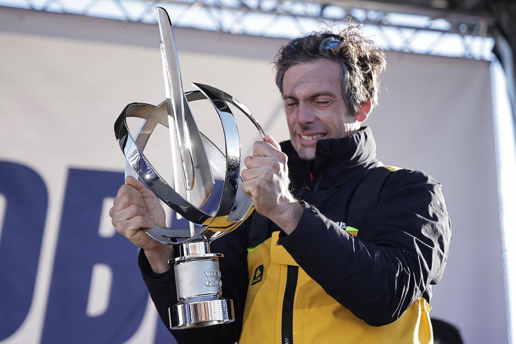 Charlie Dalin, con el trofeo de ganador de la Vendee Globe, en enero de 2025