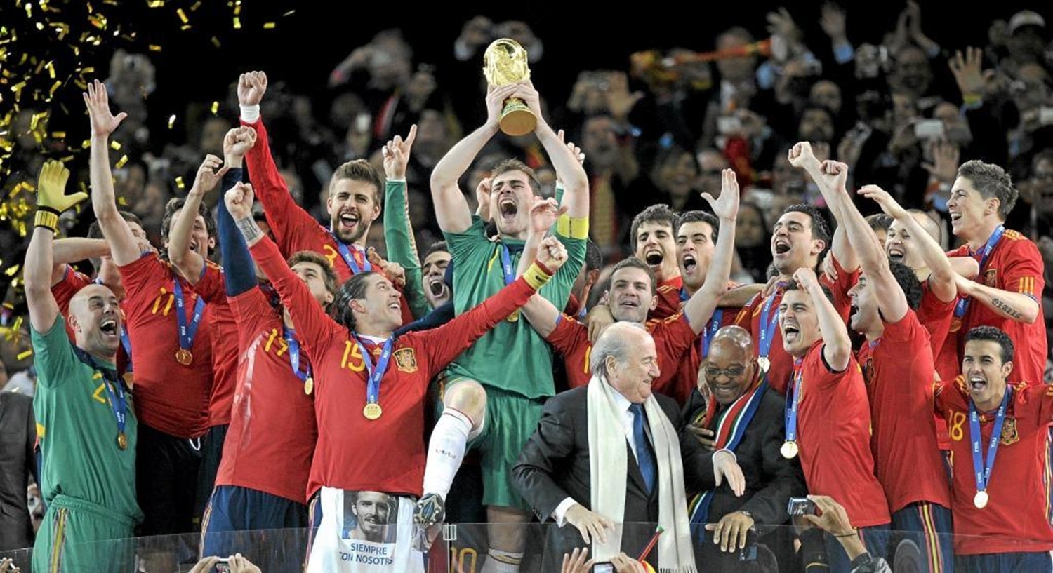 La Selección española levantando la copa del Mundo en 2010.