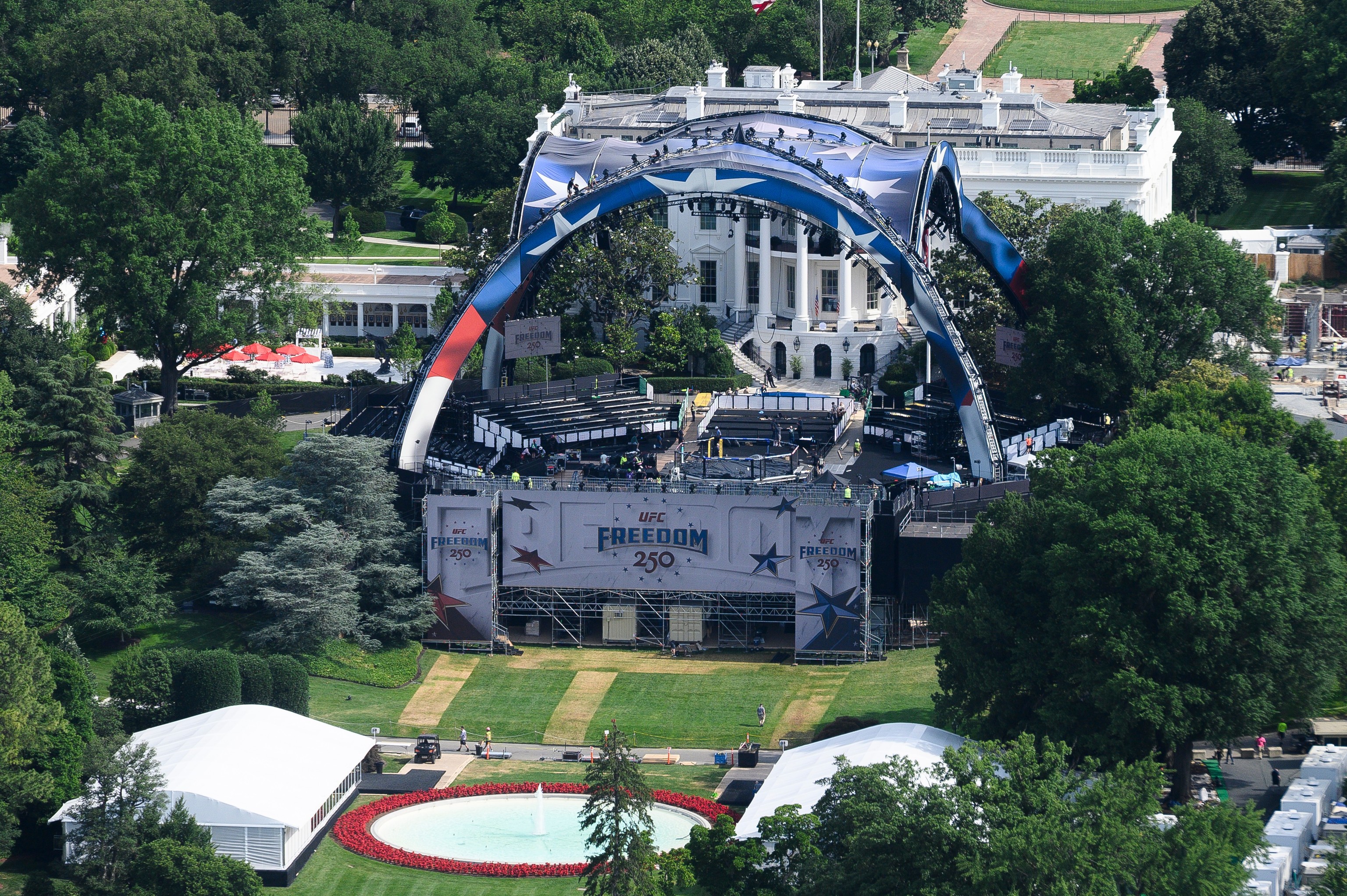 Preparativos de la estructura de La Garra que acogerá la UFc Freedom 250 en la Casa Blanca.