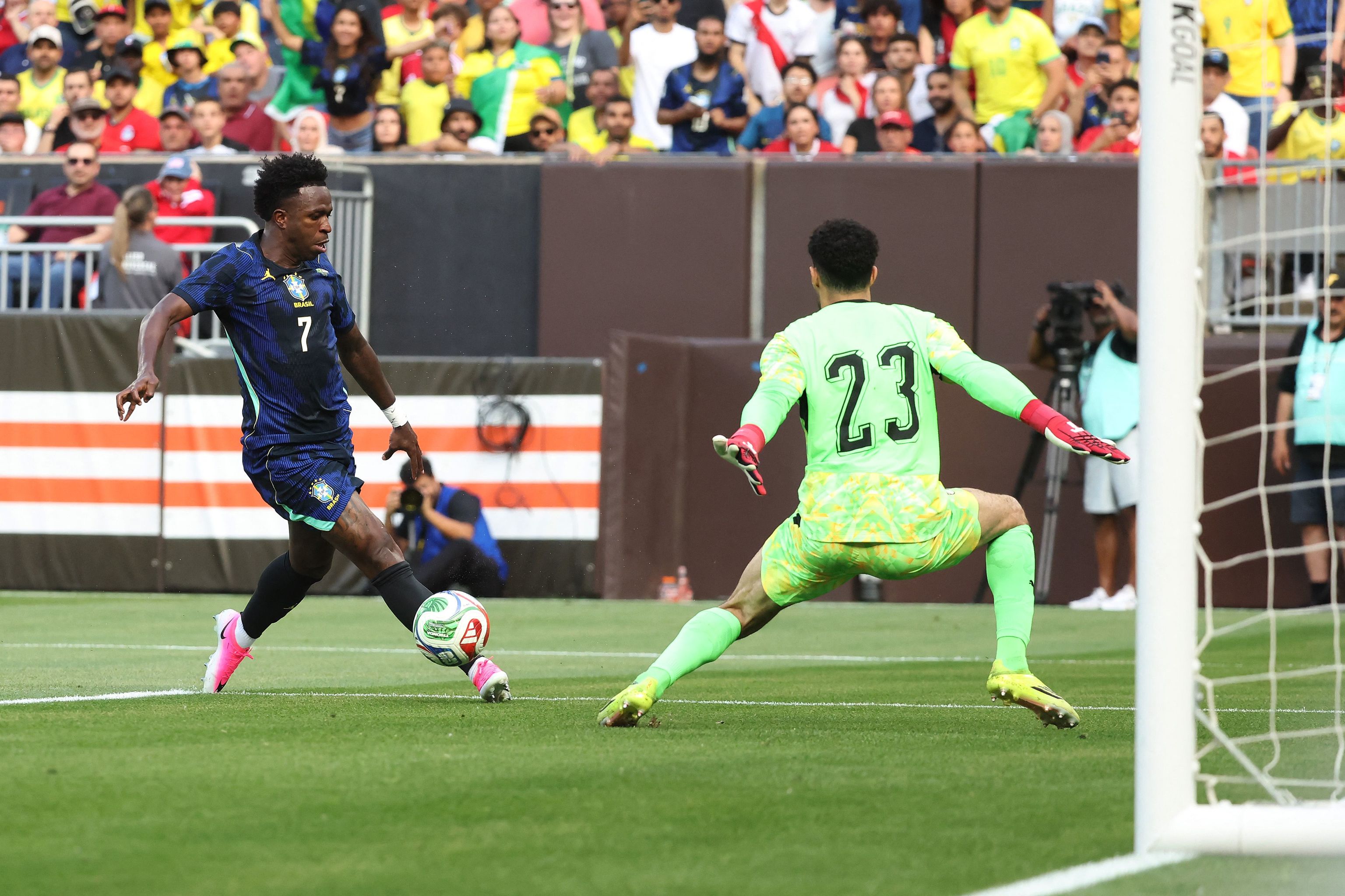 Vinicius Júnior controlando un balón durante el partido amistoso entre Brasil y Egipto.