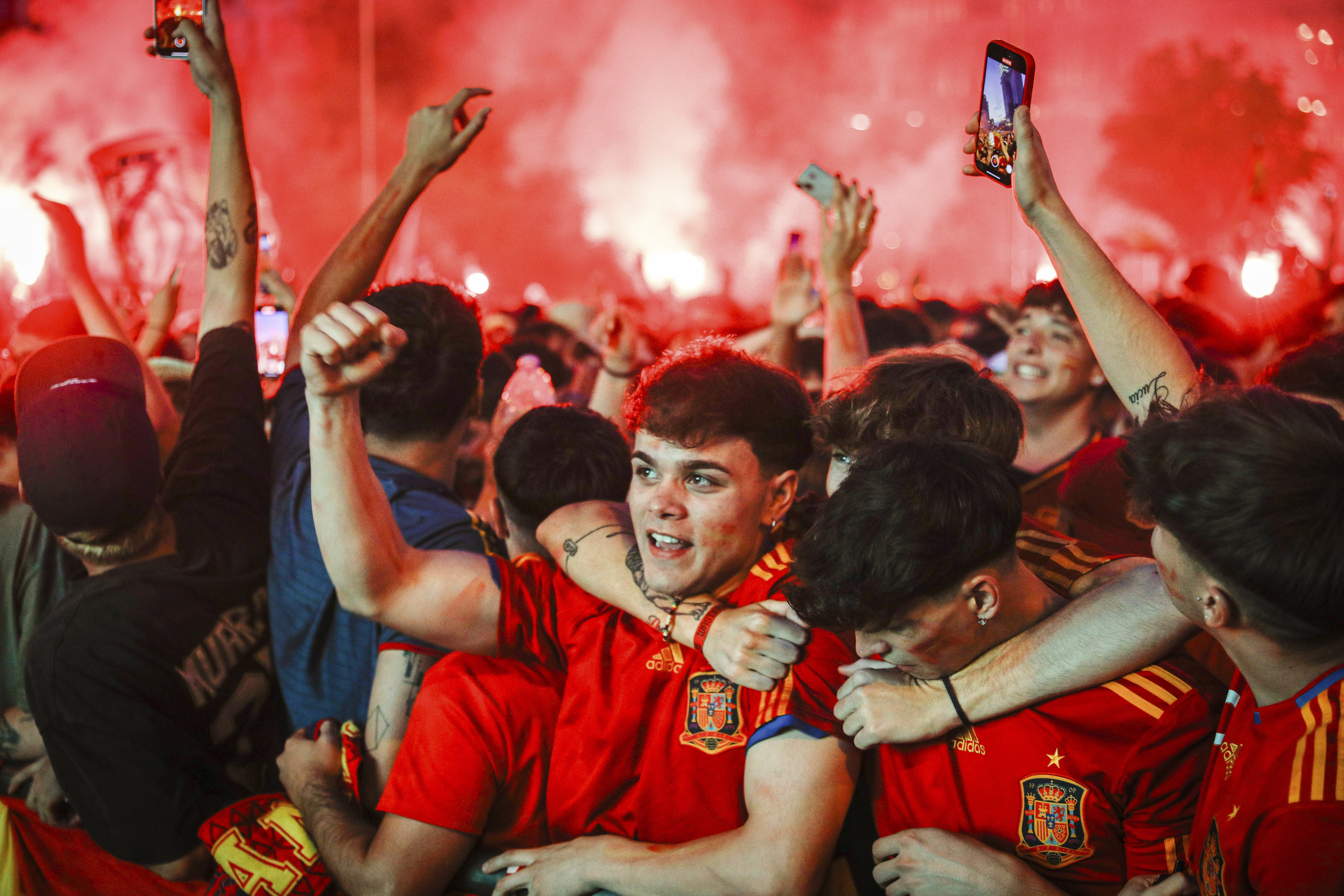 Aficionados celebran en la plaza Colón la consecución de la Eurocopa 2024.