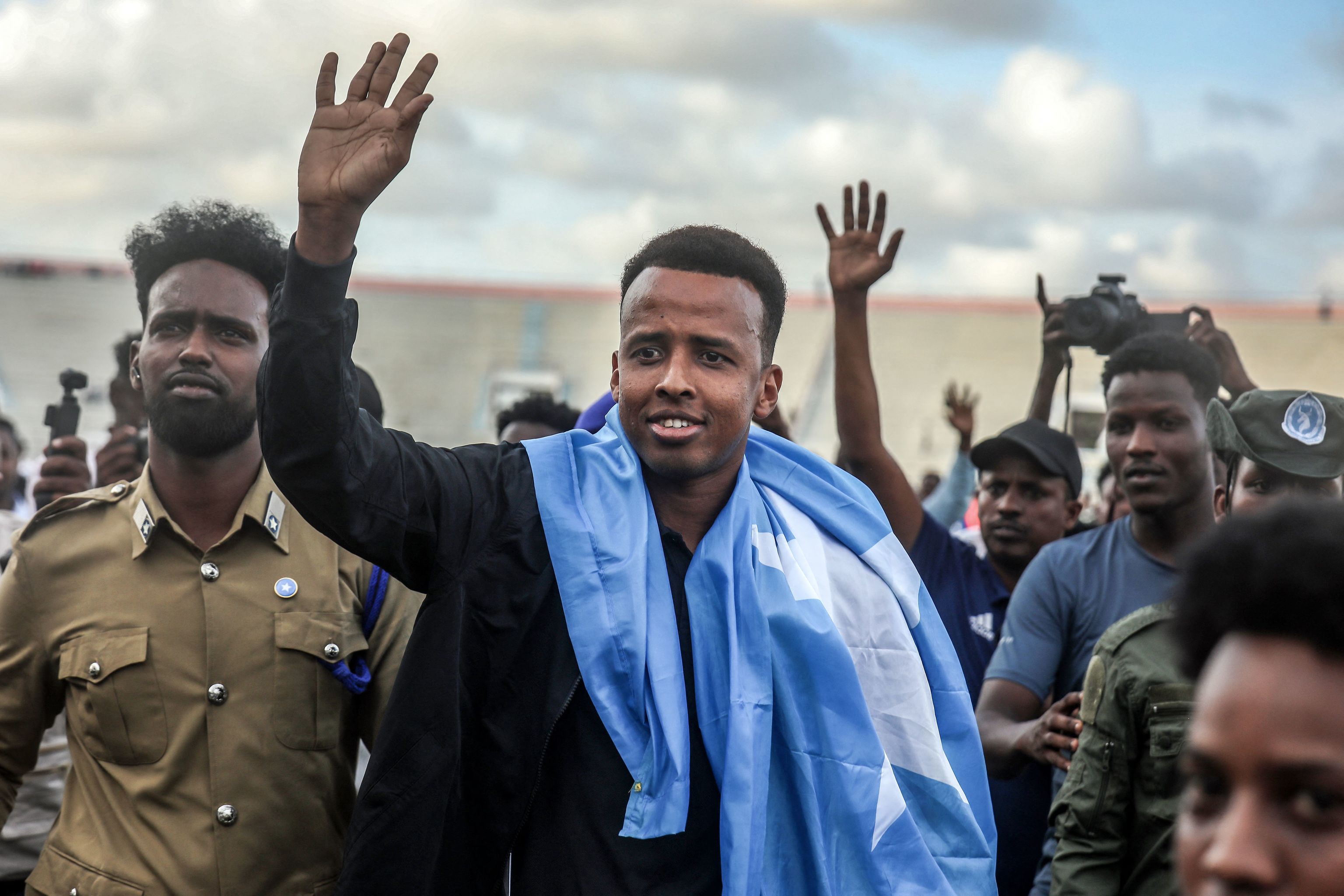 Omar Artan, el árbitro somalí, en su llegada a su país