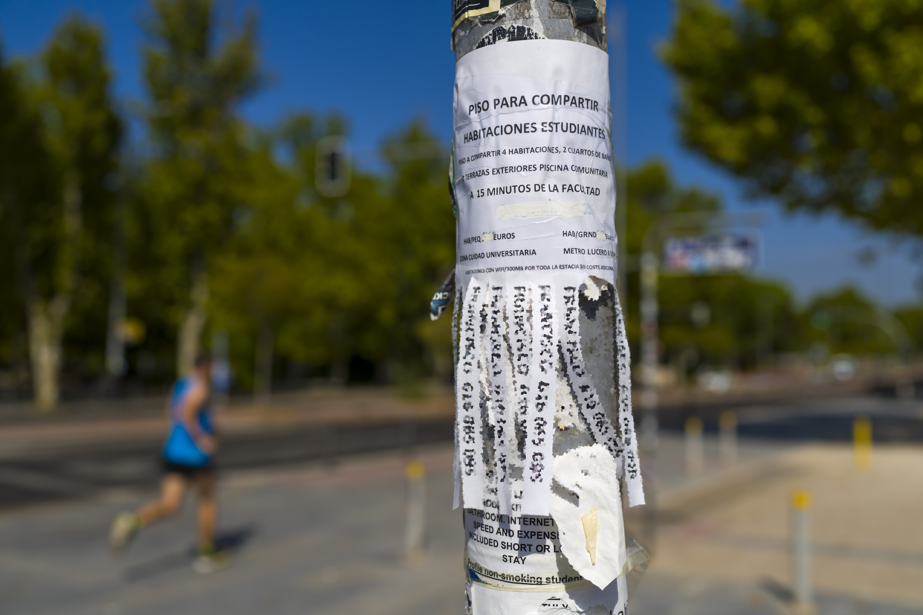Un cartel de alquiler de habitaciones de estudiantes en Ciudad Universitaria.