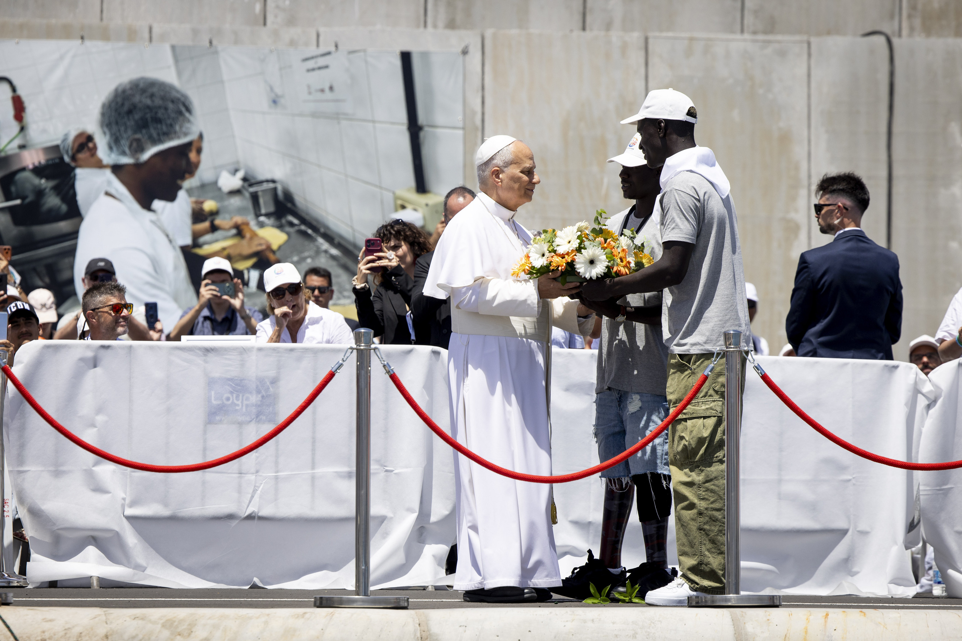 León XIV en el homenaje a los migrantes del puerto de Arguineguín.