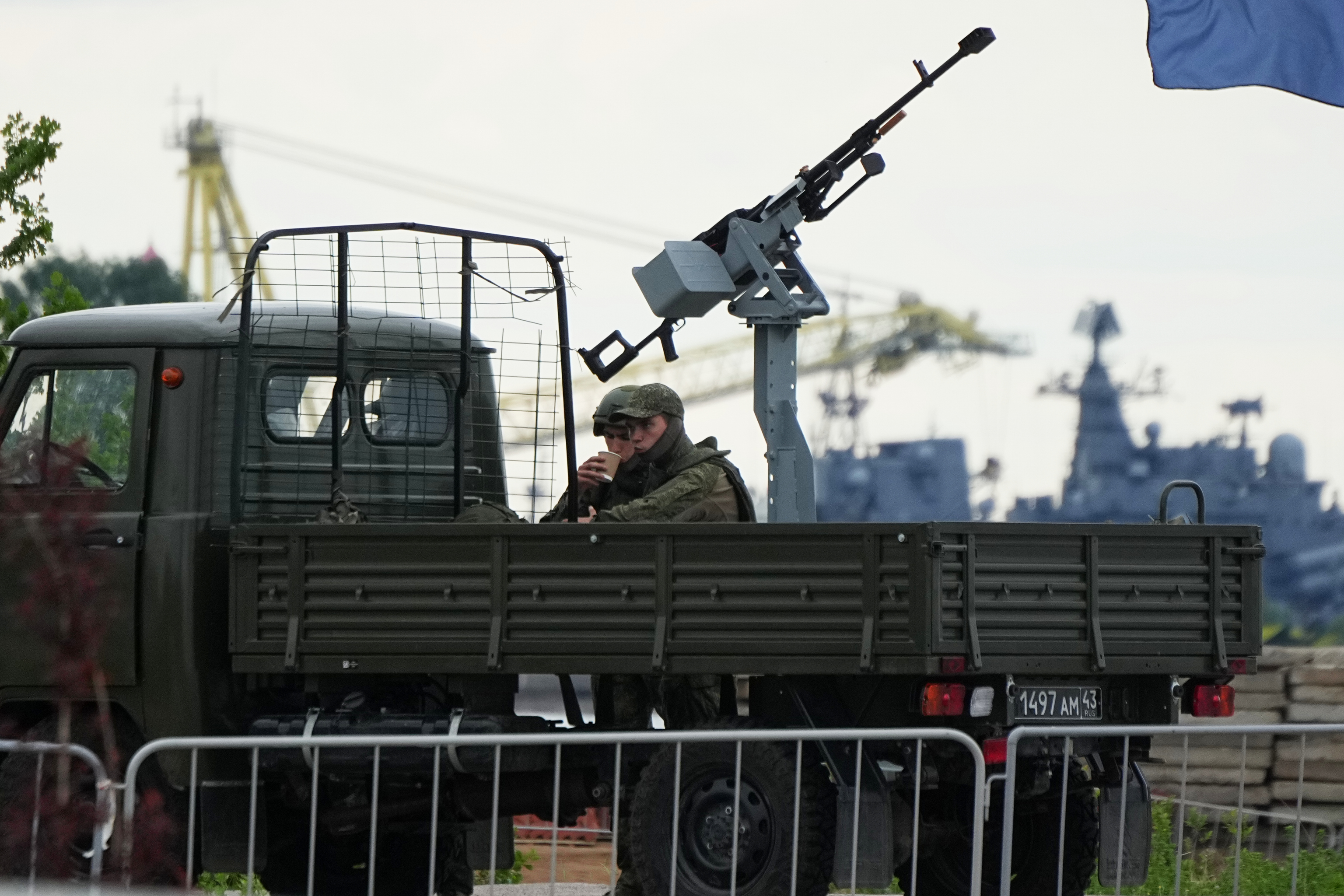 Soldados rusos que vigilan los cielos contra drones descansan durante la Feria Internacional de Defensa Marítima Fleet-2026, en San Petersburgo.