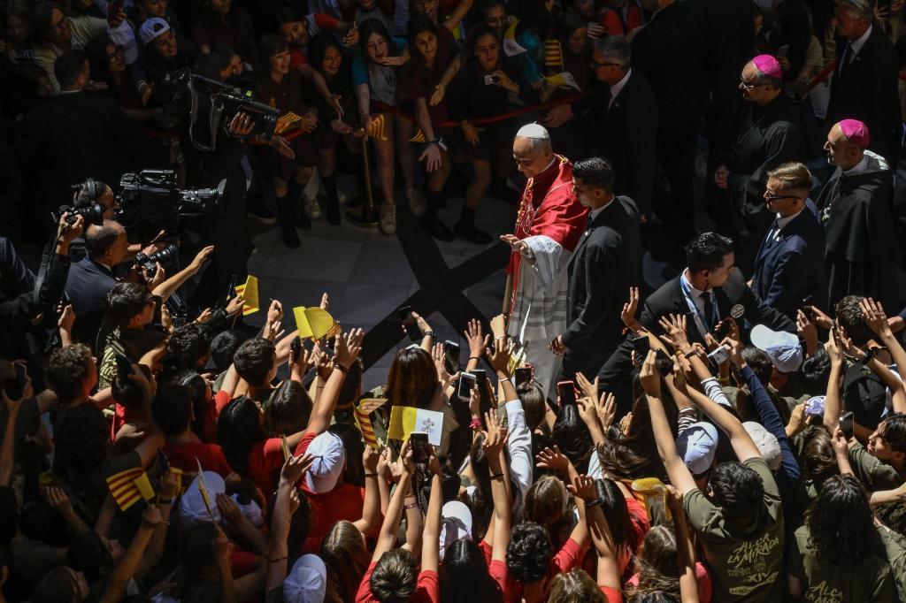EL papa, poco antes de rezar el rosario en Montserrat.
