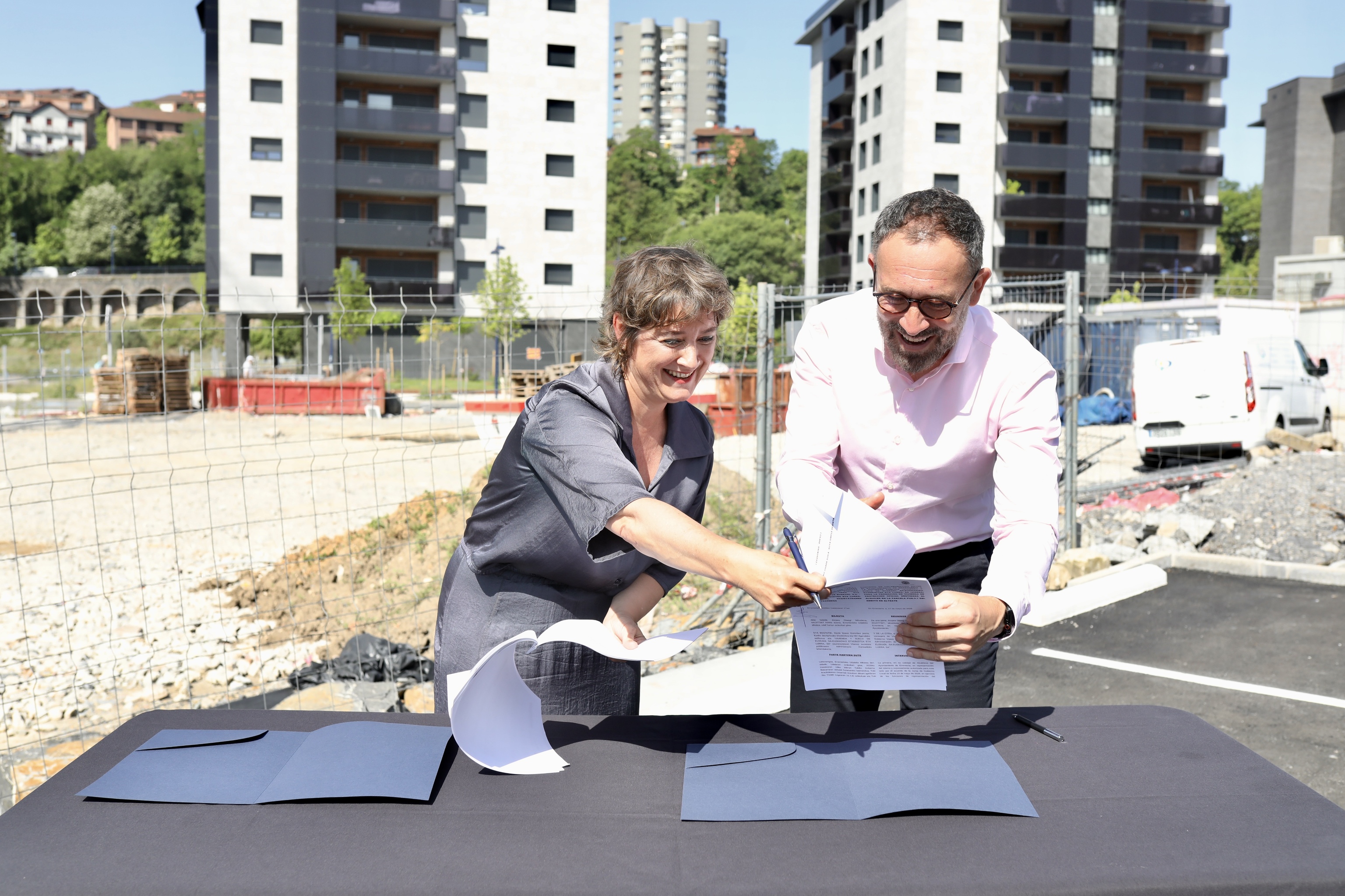 La alcaldesa Aizpea Otaegi (EH Bildu) y el consejero Denis Itxaso bromean durante la firma de un convenio para construir viviendas de protección oficial en Rentería.