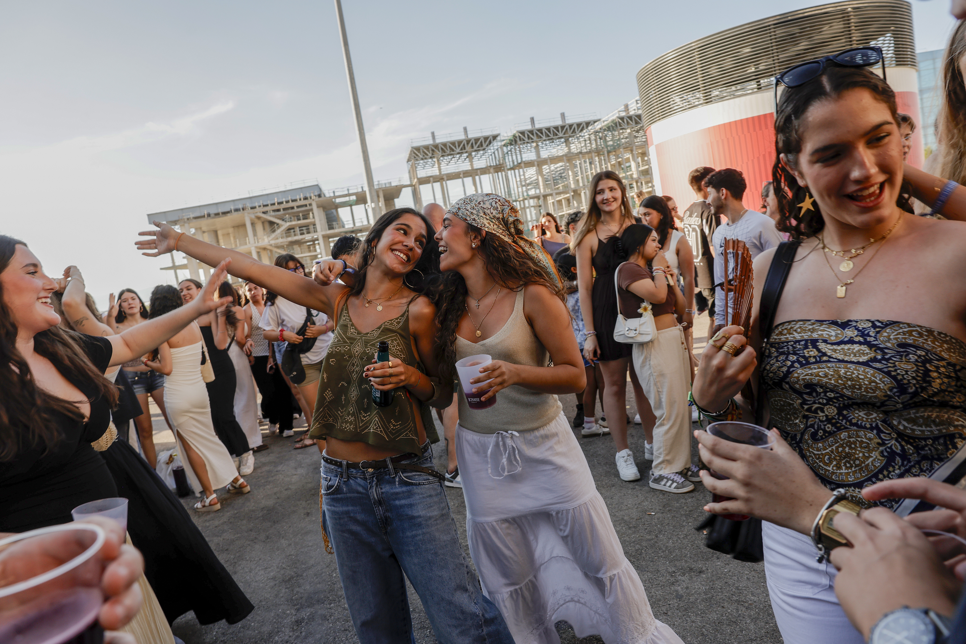 Algunas de las chicas entre la multitud de personas allí reunidas.
