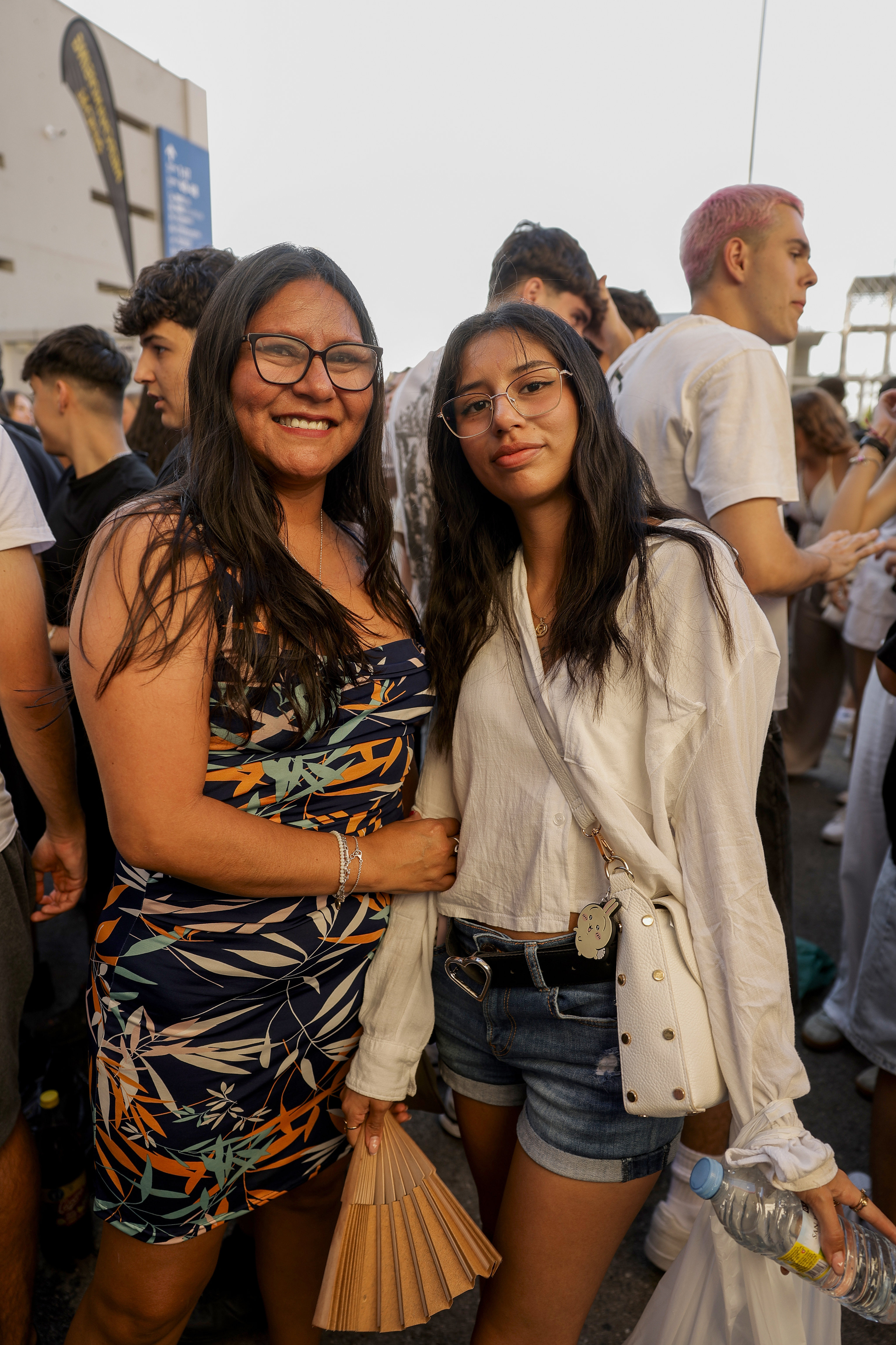 Paula y Verónica Reyes escuchando a Bad Bunny