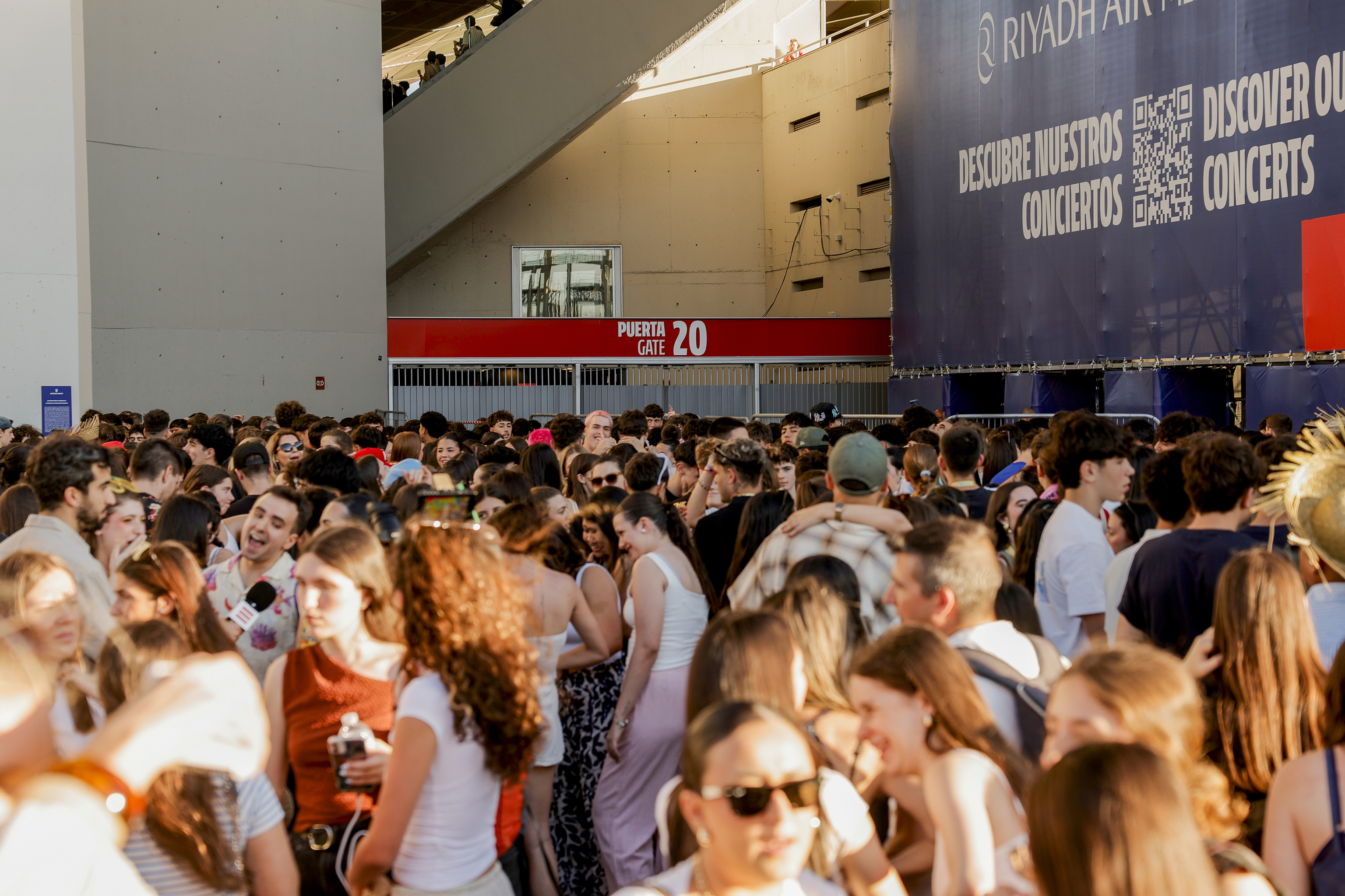 Las miles de personas aglomeradas a la entradade la puerta 20.