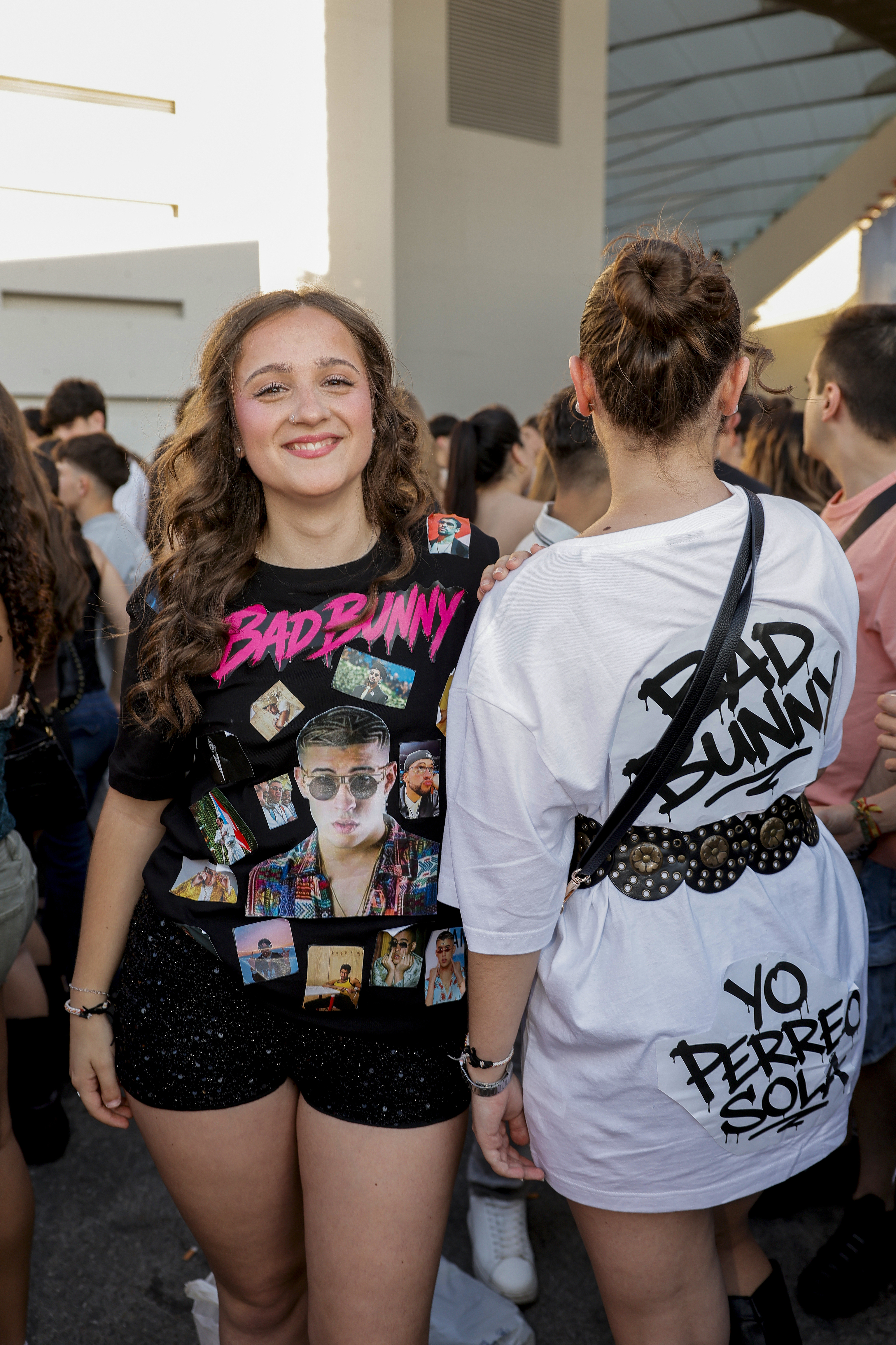 Paula y Sofía con sus camisetas personalizadas hechas a mano.