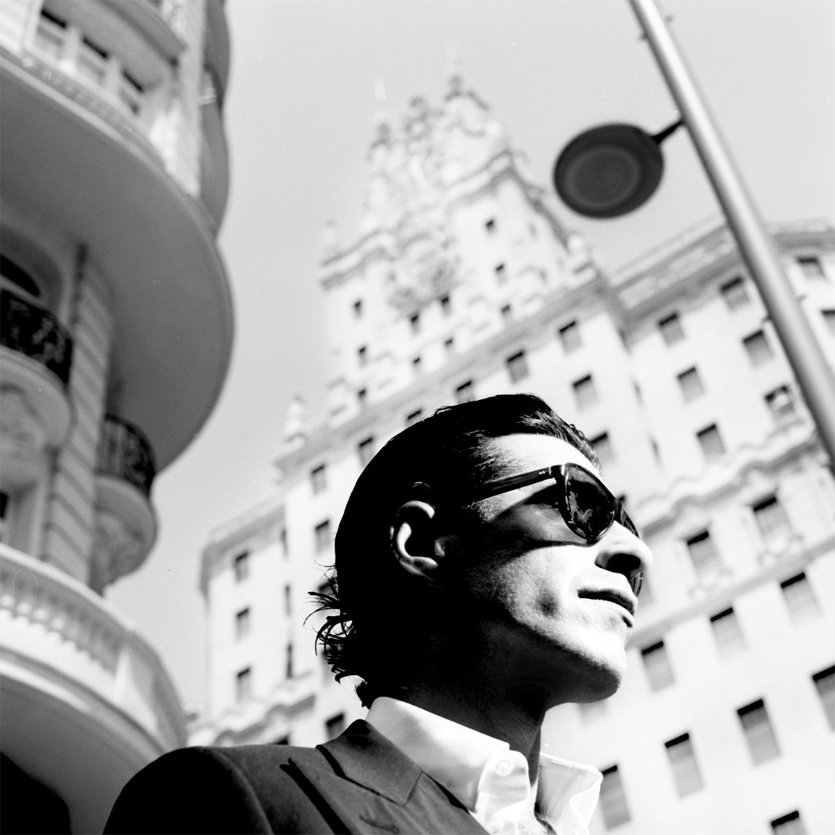 Retrato de Talavante frente al edificio de Telefónica en la Gran Vía de Madrid.