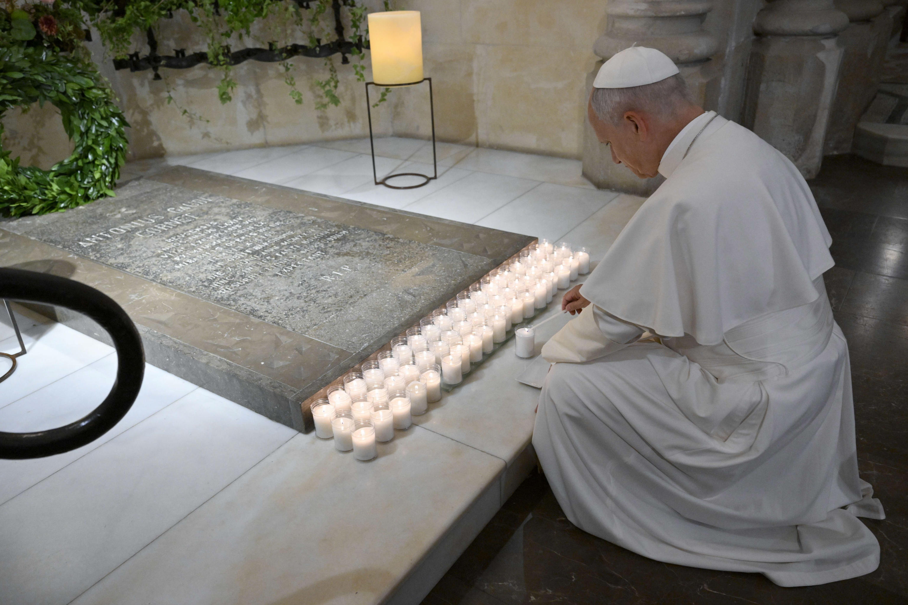 El Papa reza ante la tumba de Gaudí, en Barcelona..