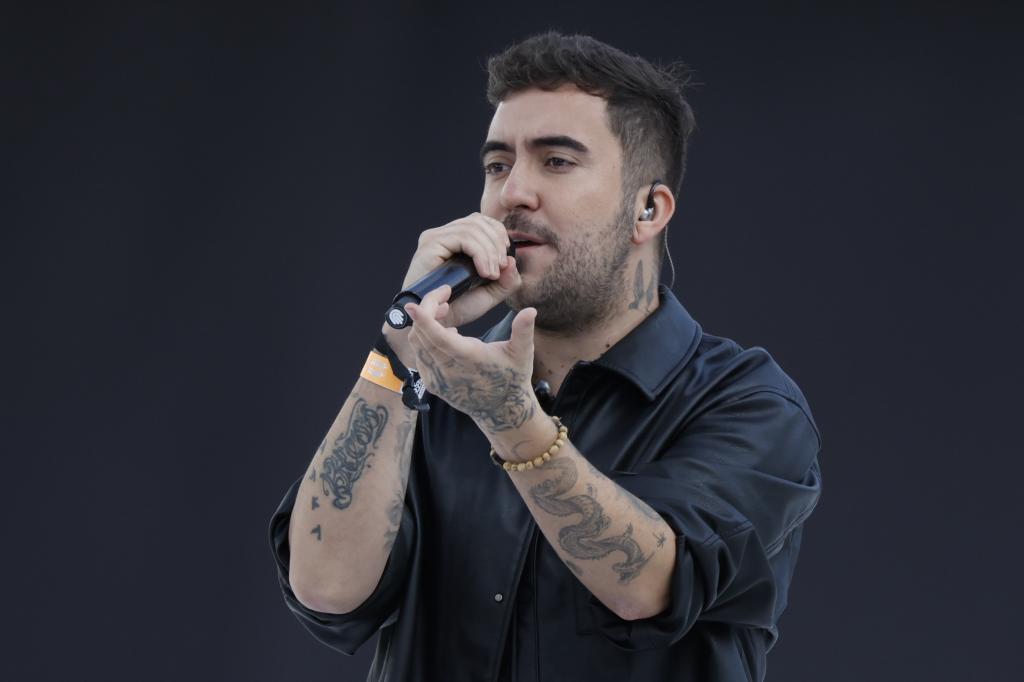 El cantautor Beret, durante su actuación en la vigilia ante 40.000 personas del papa León XIV