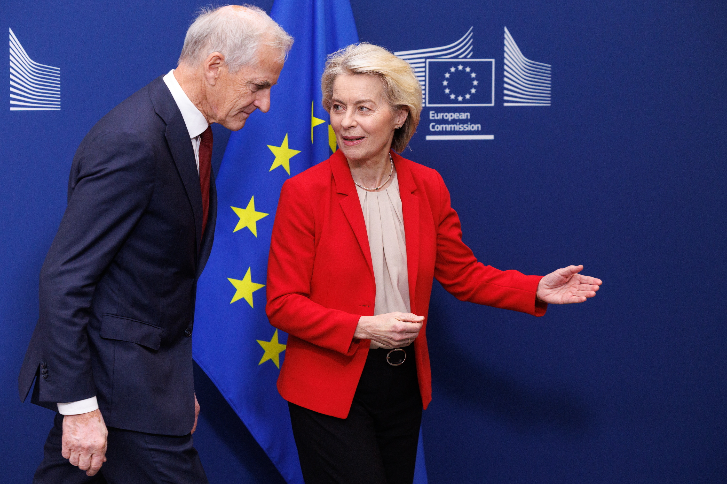 El primer ministro de Noruega, Jonas Gahr Store, y la presidenta de la Comisión Europea, Ursula von der Leyen.