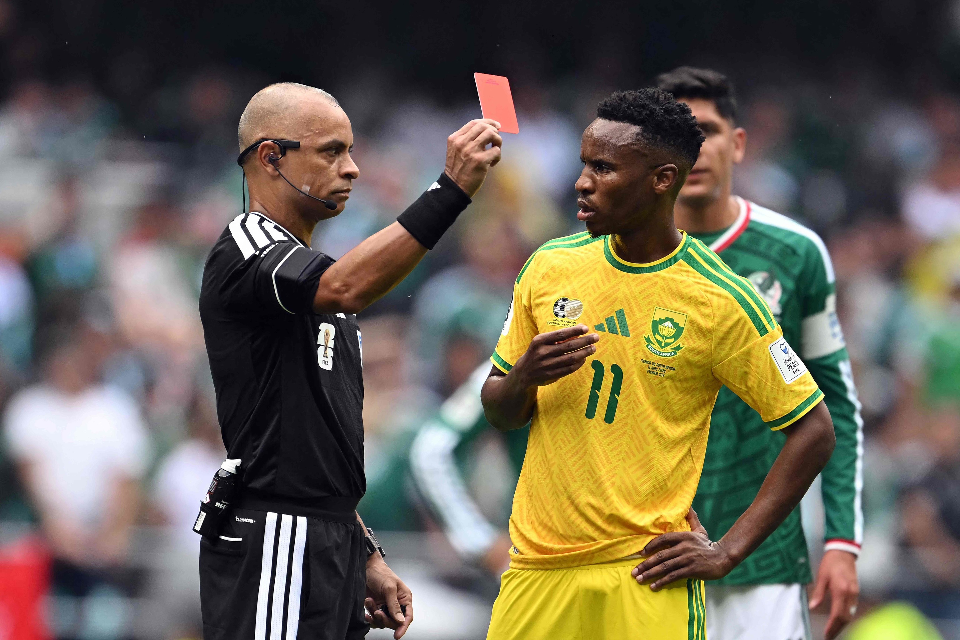 El colegiado Sampaio muestra la roja a Zwane, la segunda de Sudáfrica.
