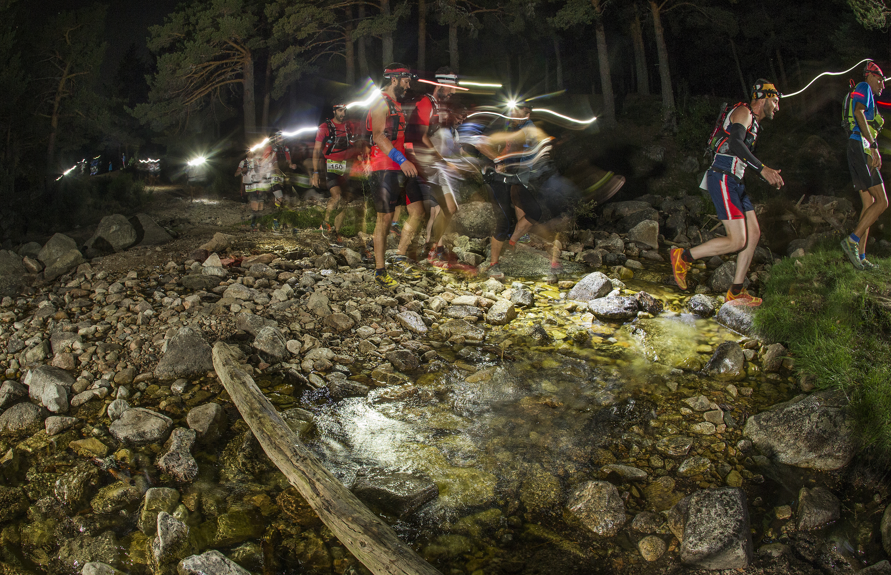 Los corredores, durante un 'rail running' de noche.