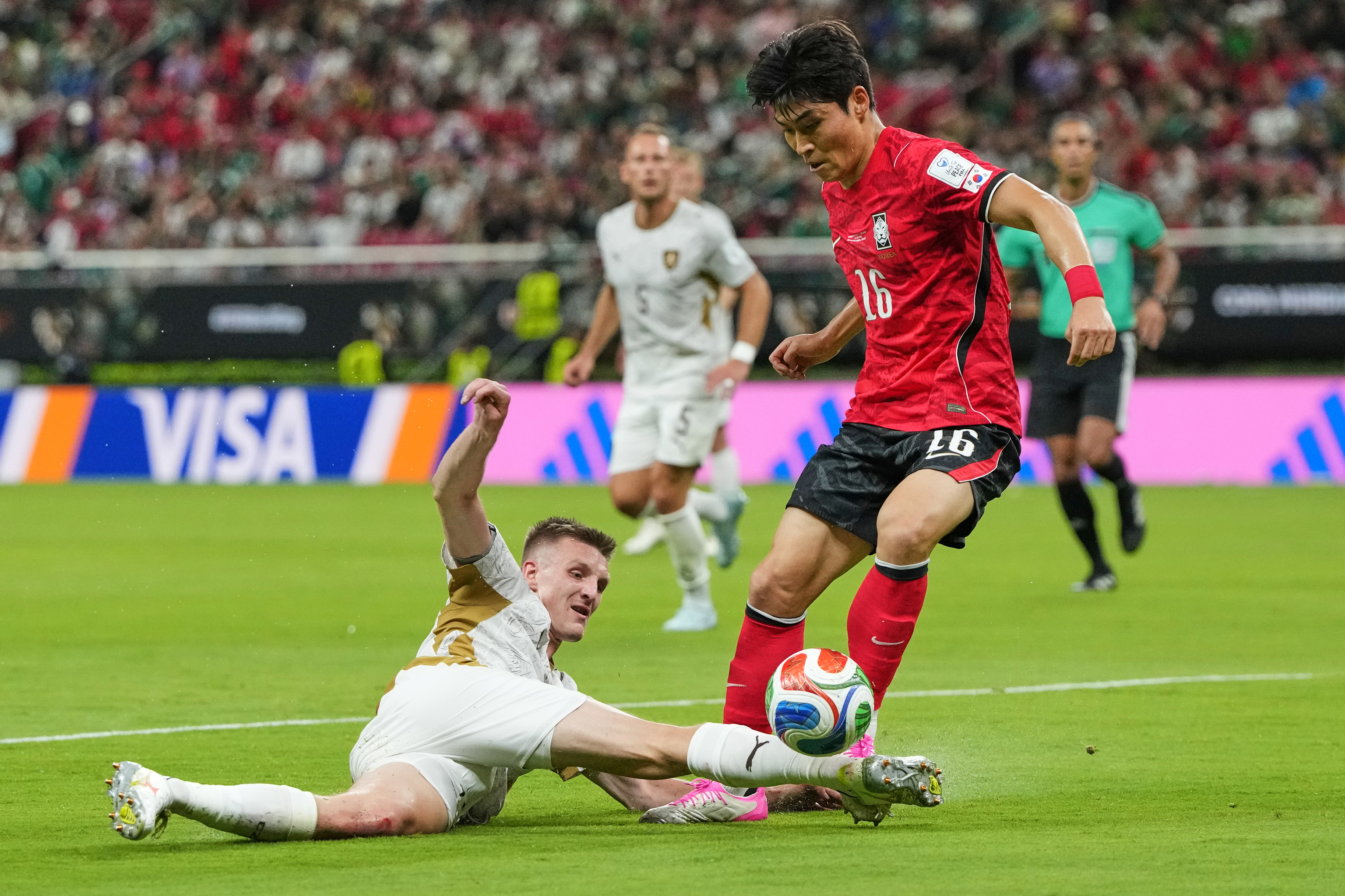 El jugador checo Stepan Chaloupek y el coreano Park Jin-seob, durante un momento del partido del grupo A del Mundial 2026.