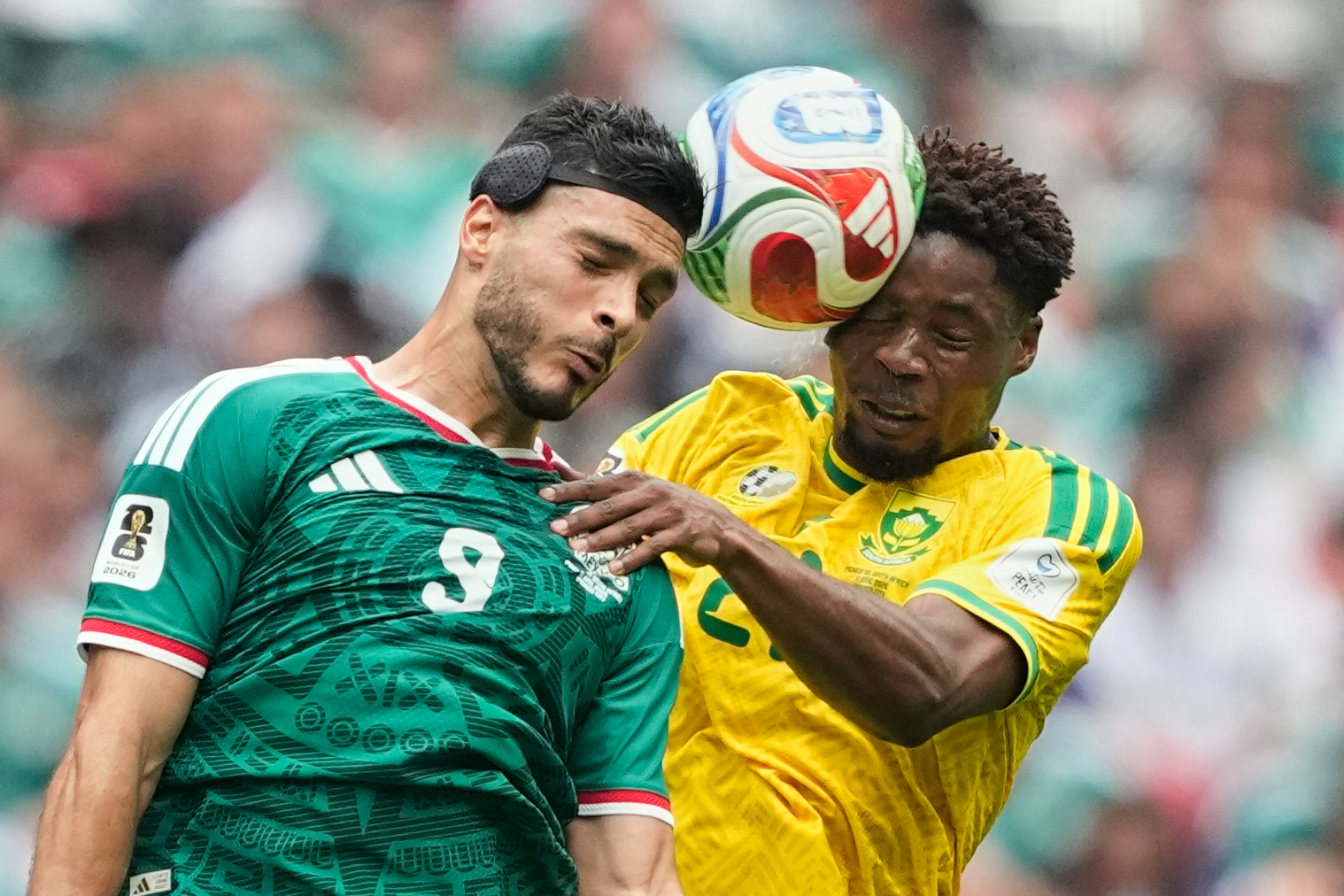El mexicano Raúl Jiménez y el sudafricano Ime Okon, durante el partido inaugural del Mundial 2026.