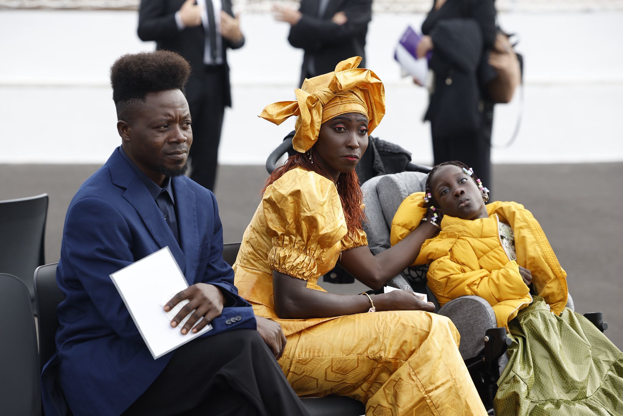 Bousso, junto a su hija Adama, y Taiwo.