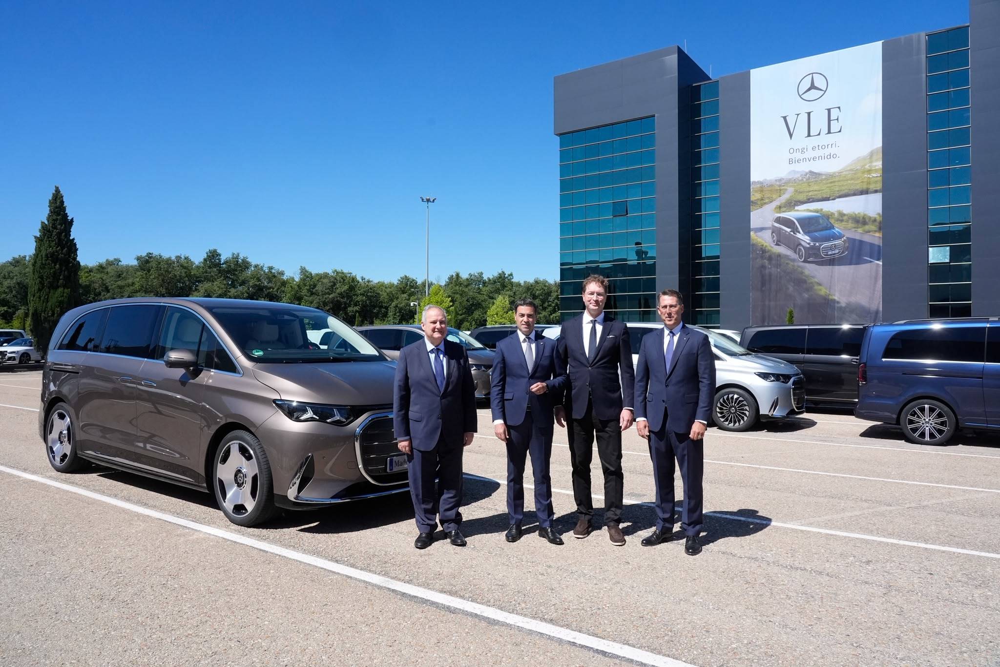 Ola Källenius, CEO de Mercedes, Imanol Pradales, y otros directivos de Mercedes-Benz Vans.