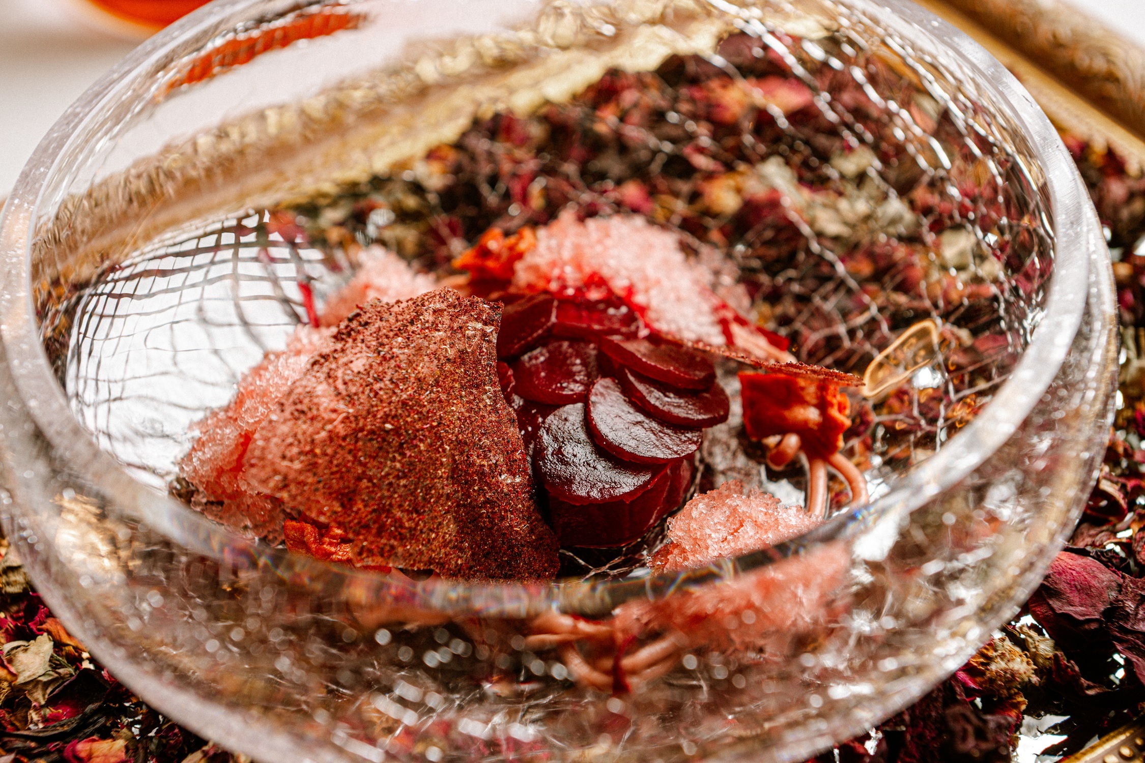 El postre Cromatismo de flores y frutas.
