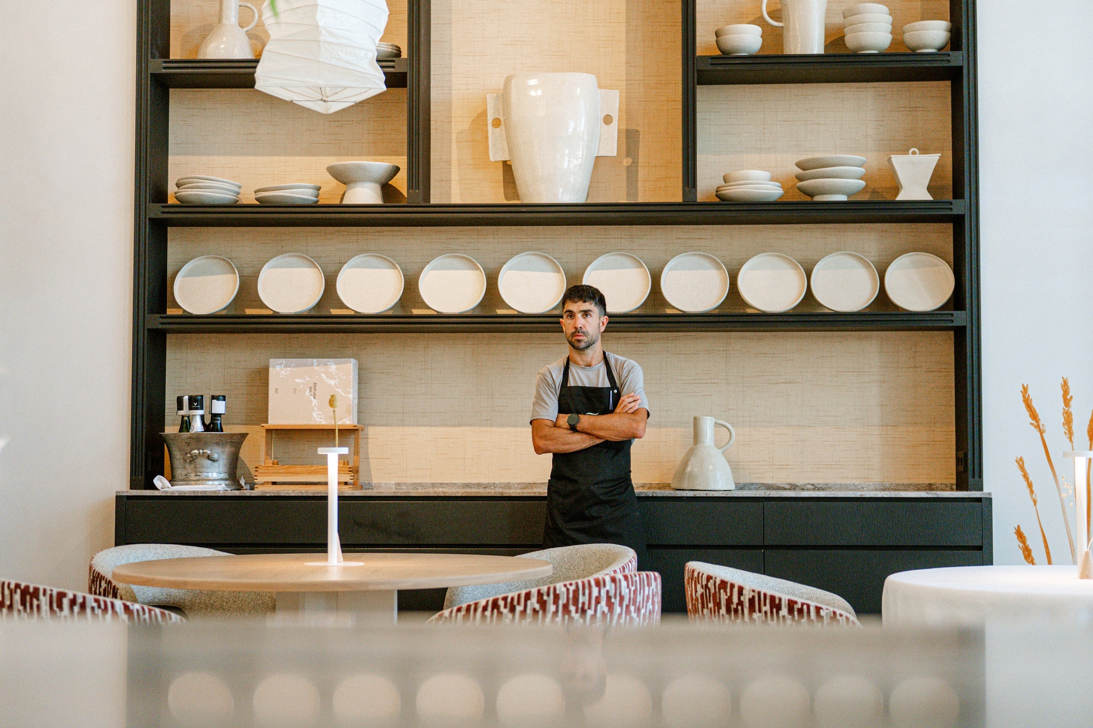 El chef Álvaro Sanz en el comedor de Estragón.