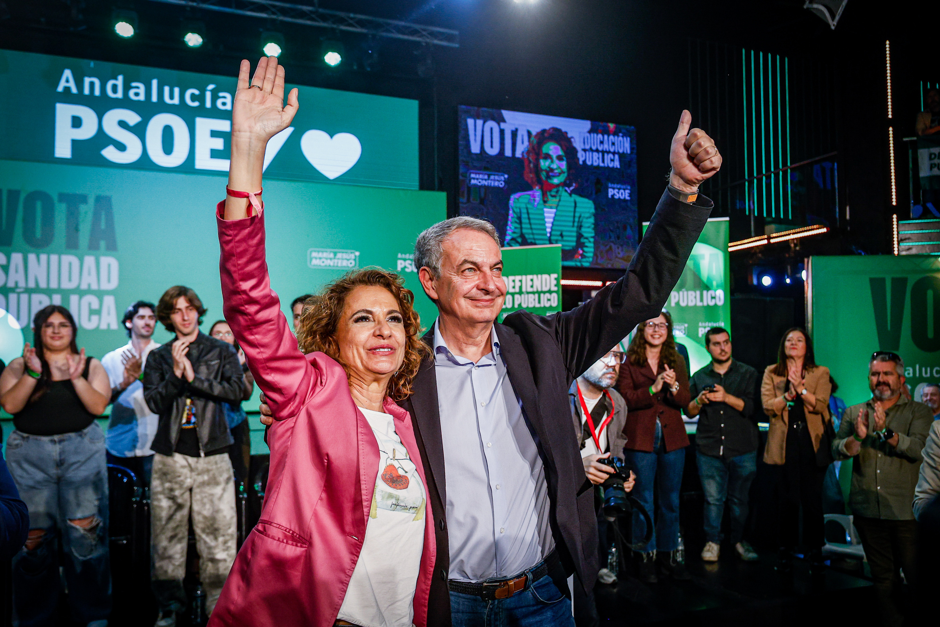 La ex ministra de Hacienda, María Jesús Montero, y el ex presidente del Gobierno, José Luis Rodríguez Zapatero, el pasado 14 de mayo en un mitin en Cádiz