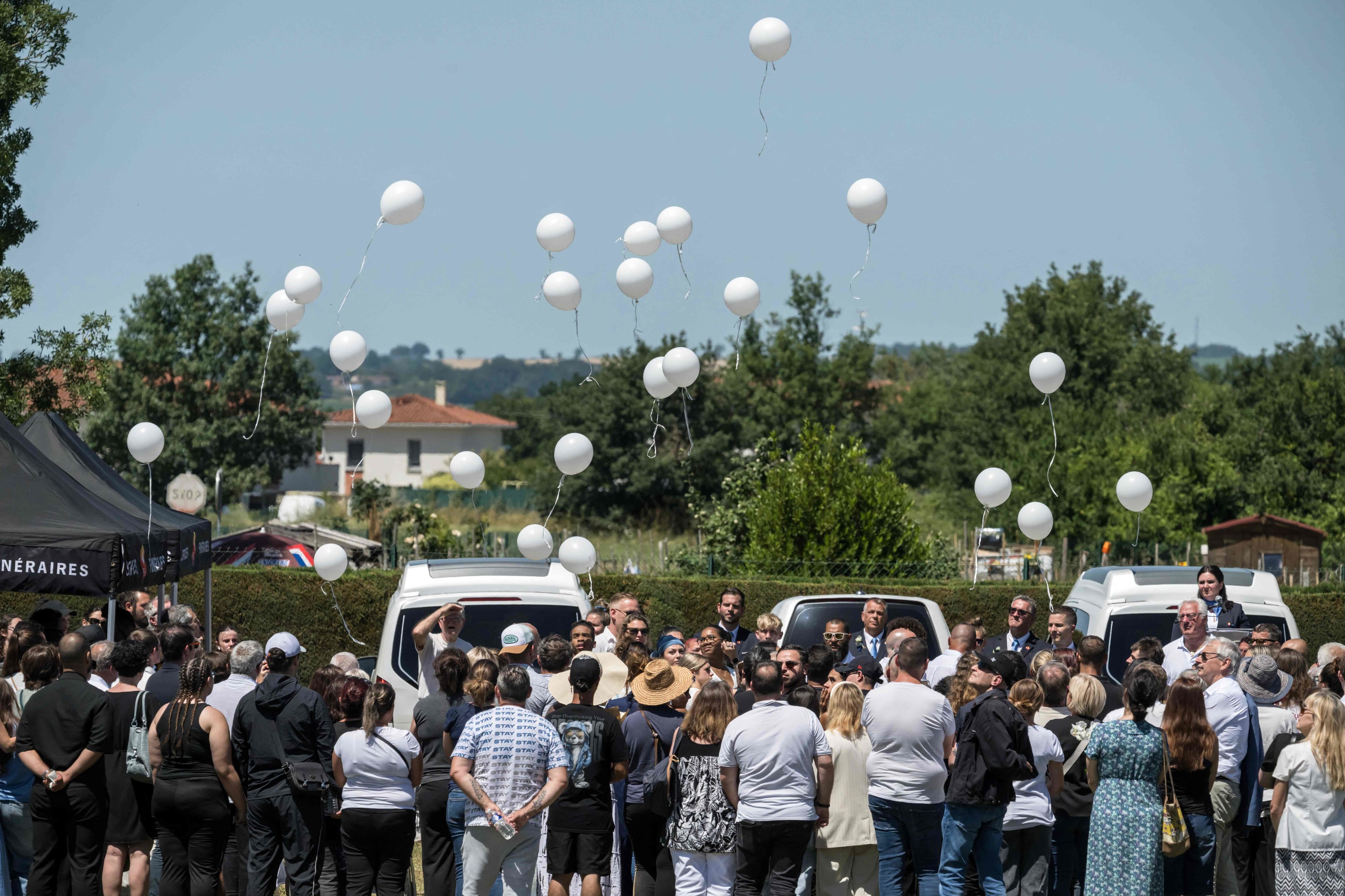 Lanzamiento de balones blancos durante el funeral por Lyhanna.