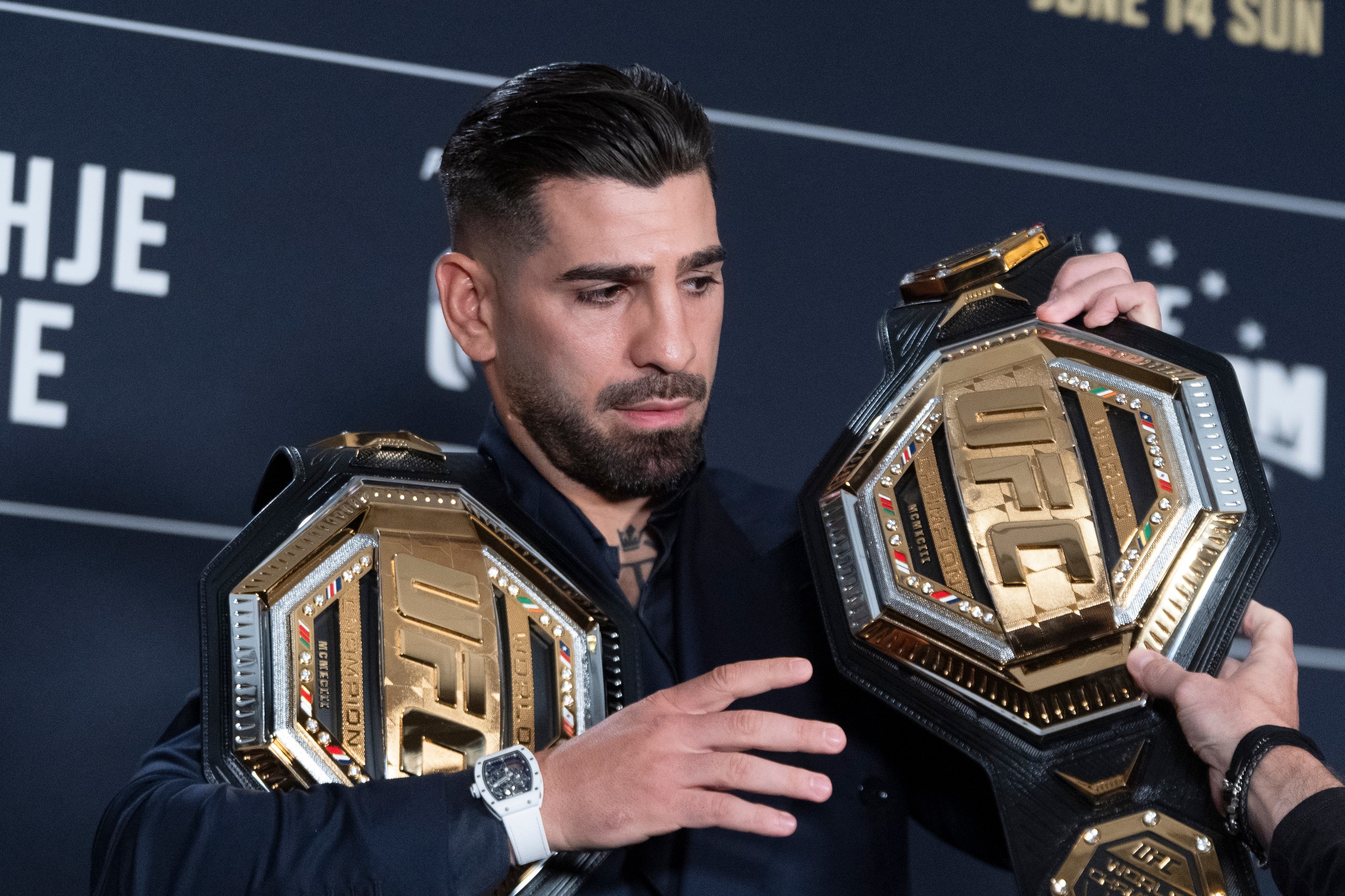 Ilia Topuria, en Washington, con sus dos cinturones de campeón de la UFC.