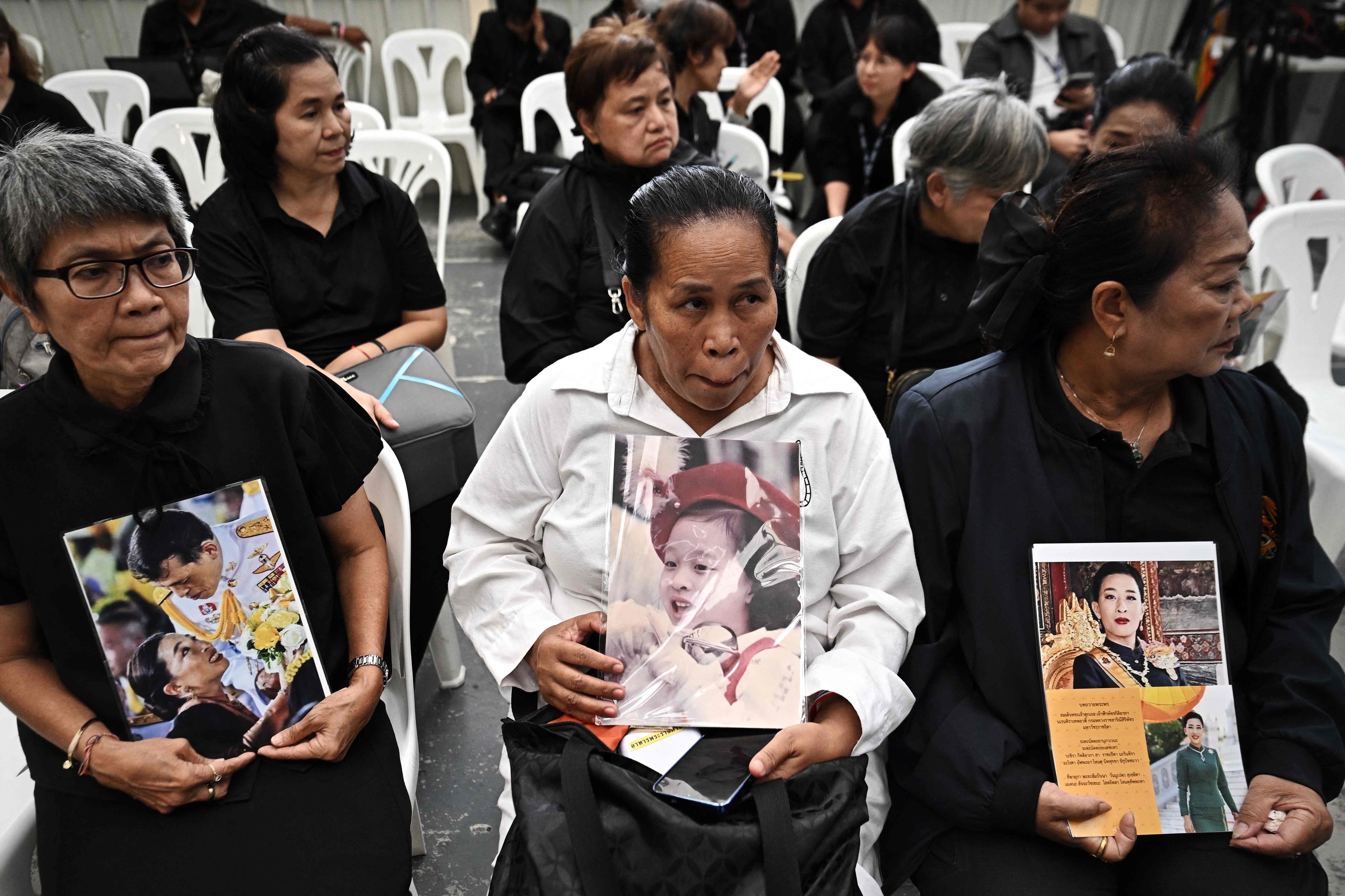 Mujeres tailandesas, de luto, con retratos de la princesa fallecida, ayer en Bangkok.