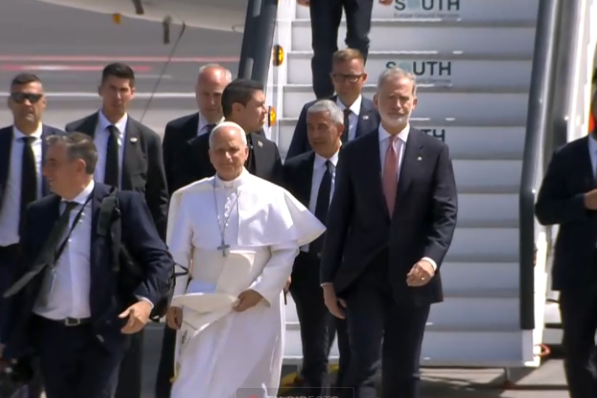 El Papa, en el momento de bajar por sorpresa del avión