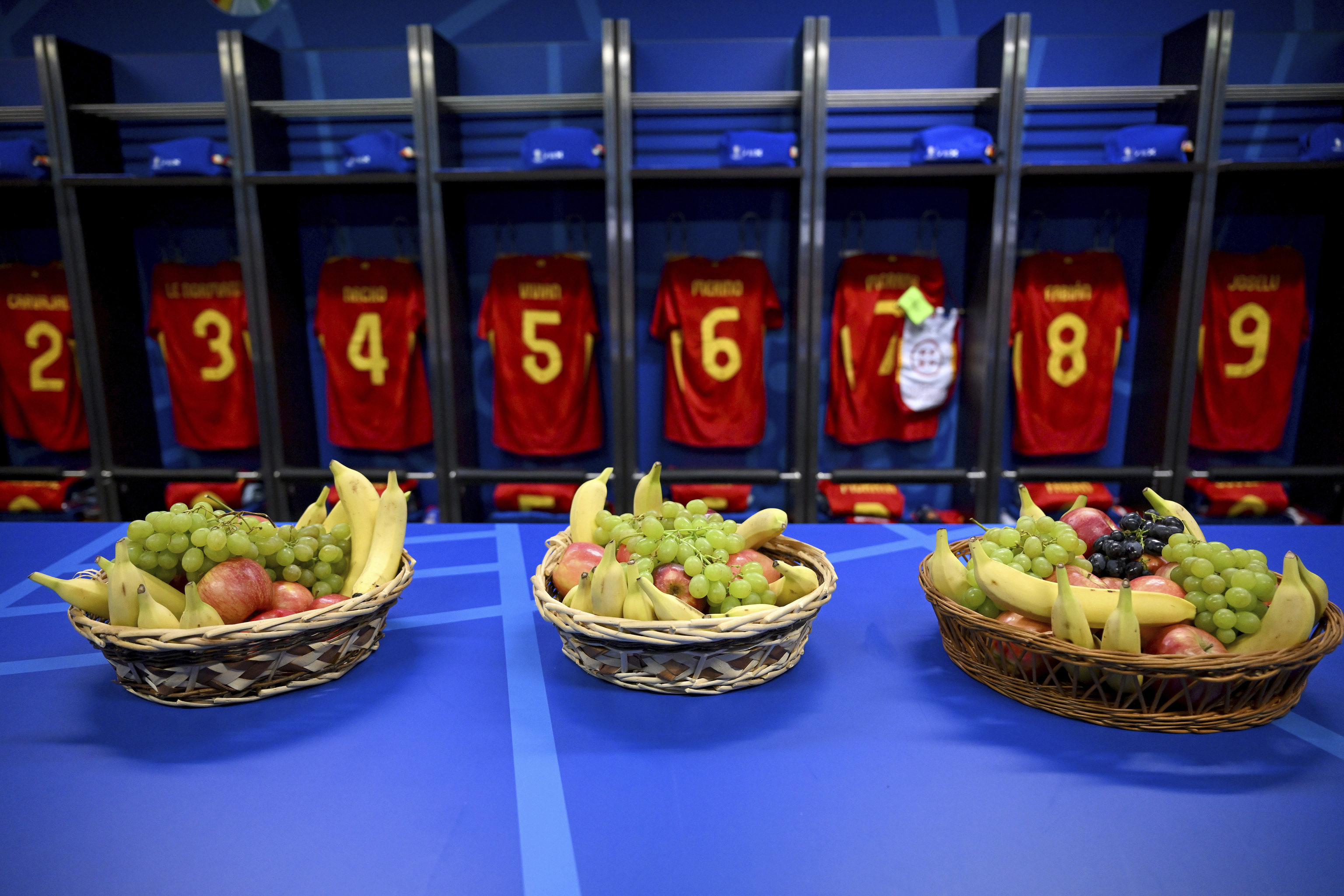 Varias bandejas de fruta antes de un partido en el vestuario de Espa