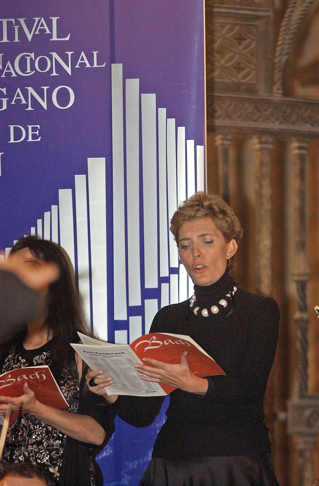 Sonsoles Espinosa, esposa de José Luis Rodríguez Zapatero, interpreta unas obras de Bach con la Capilla de Real de Madrid en León en 2006