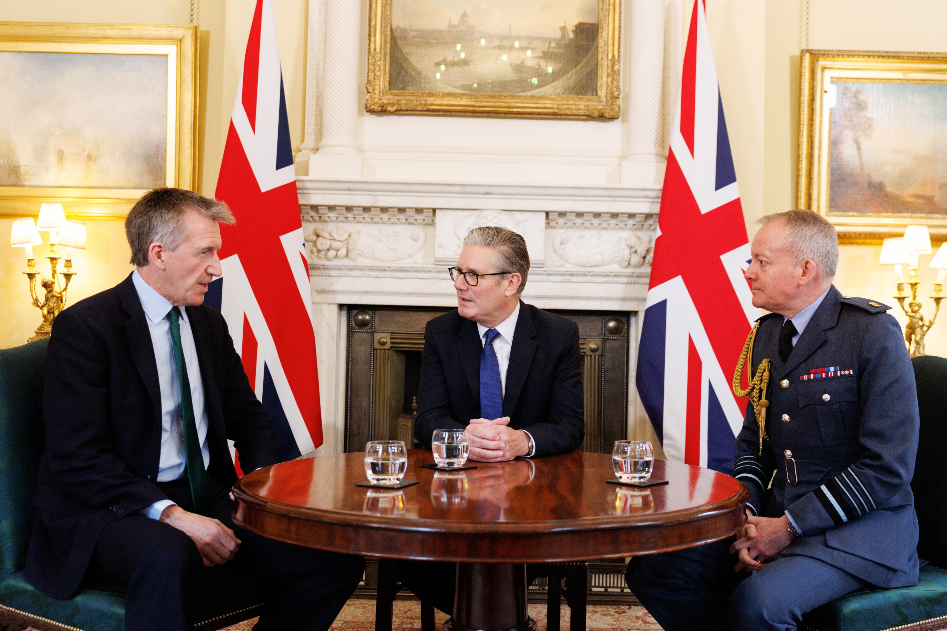 Keir Starmer (c), junto al nuevo ministro de Defensa, Dan Jarvis (i), y el jefe del Estado Mayor, Sir Richard Knighton, este viernes.