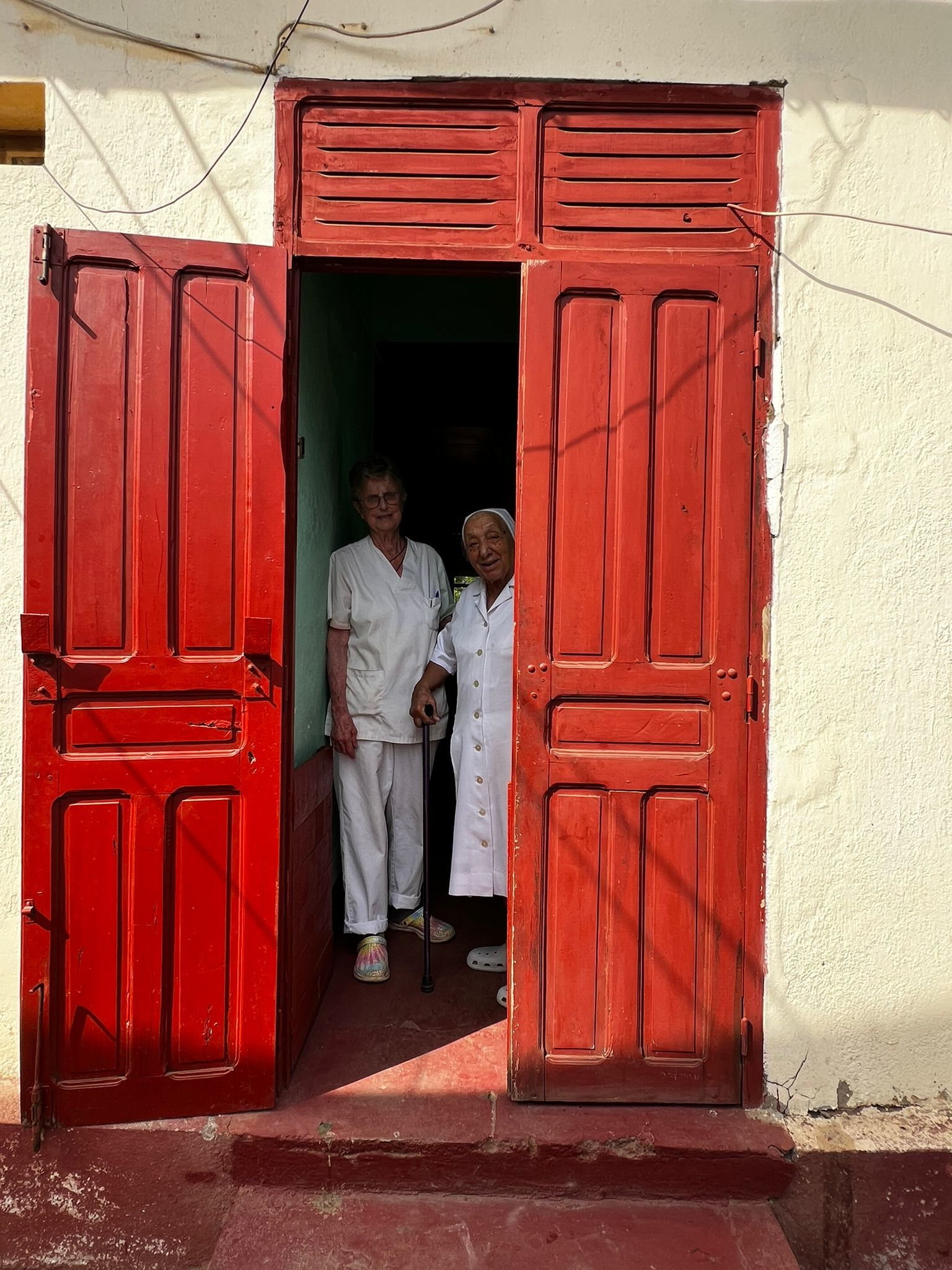 Isabel Fraga con la religiosa sor Inmaculada en Madagascar, durante su última misión .