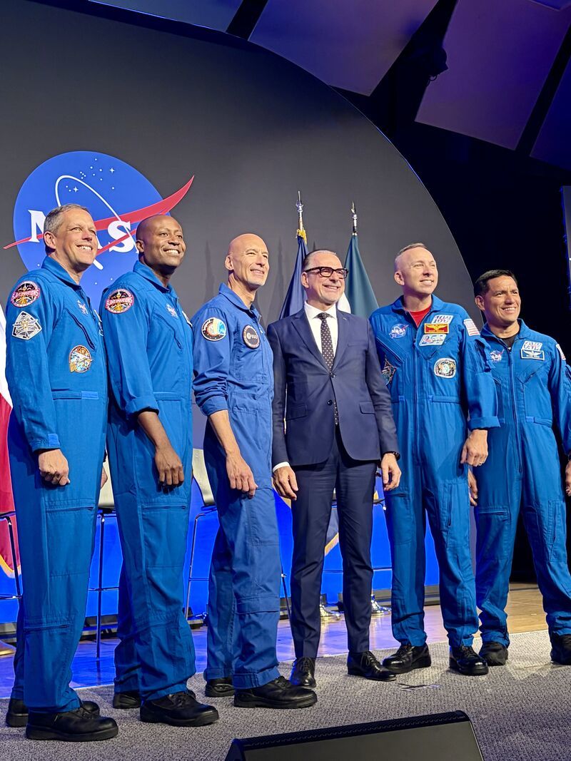 Los cuatro astronautas de Artemis 3 y el reservista posan con el director de la ESA, Josef Aschbacher, durante el acto en el que se presentó la tripulación. De izquierda a derecha: Bob Hines, Andre Douglas, Luca Parmitano, Aschbacher, Randy Bresnik y Frank Rubio